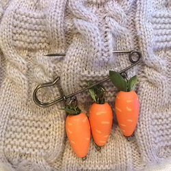 ストールピン ブローチピン にんじん風チャーム　かぶとピン 4枚目の画像