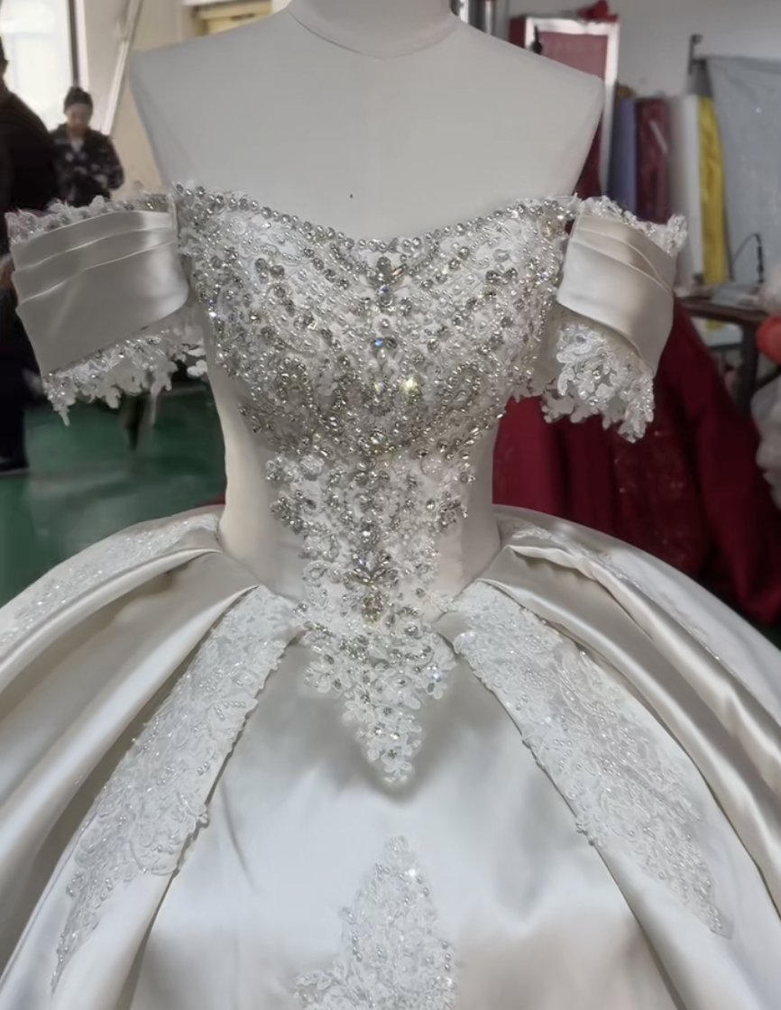 シンプルなウェディングドレス　取り外し可能お袖　二の腕を隠せる　可愛い　胸フリル　プリンセスライン　細見えシルエット花嫁