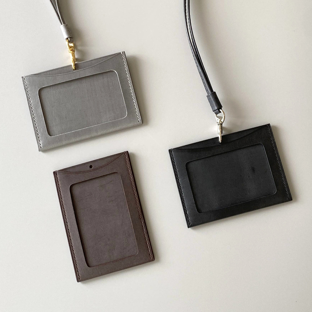【ワケありな逸品】残りダークブラウンのみ／手縫い／IDカードホルダーとネックストラップ