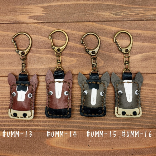 ①【ウマくいく！お守り】（Mサイズ） レザー馬キーホルダー 馬好き