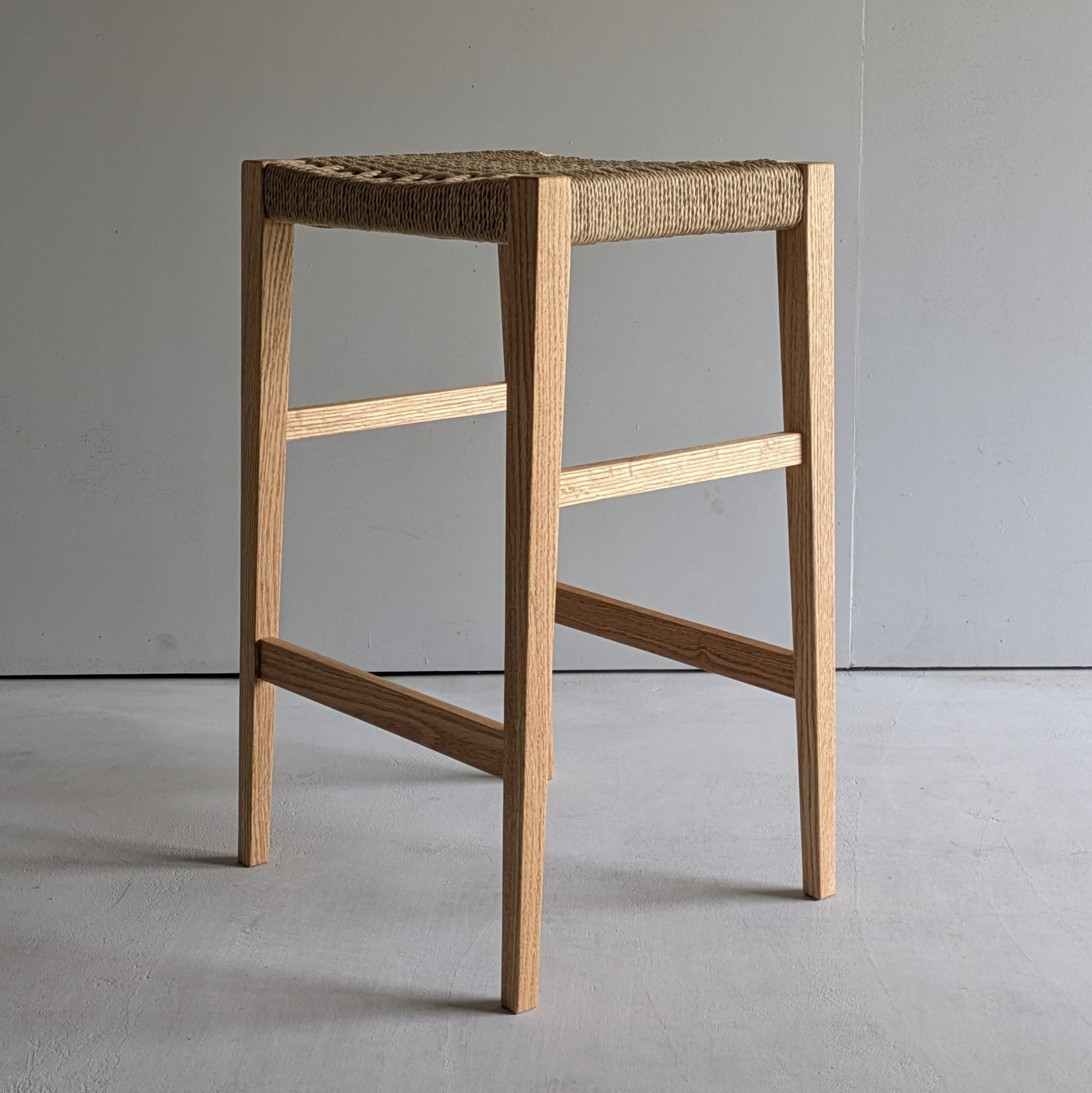 ペーパーコードのハイスツール　オーク無垢材