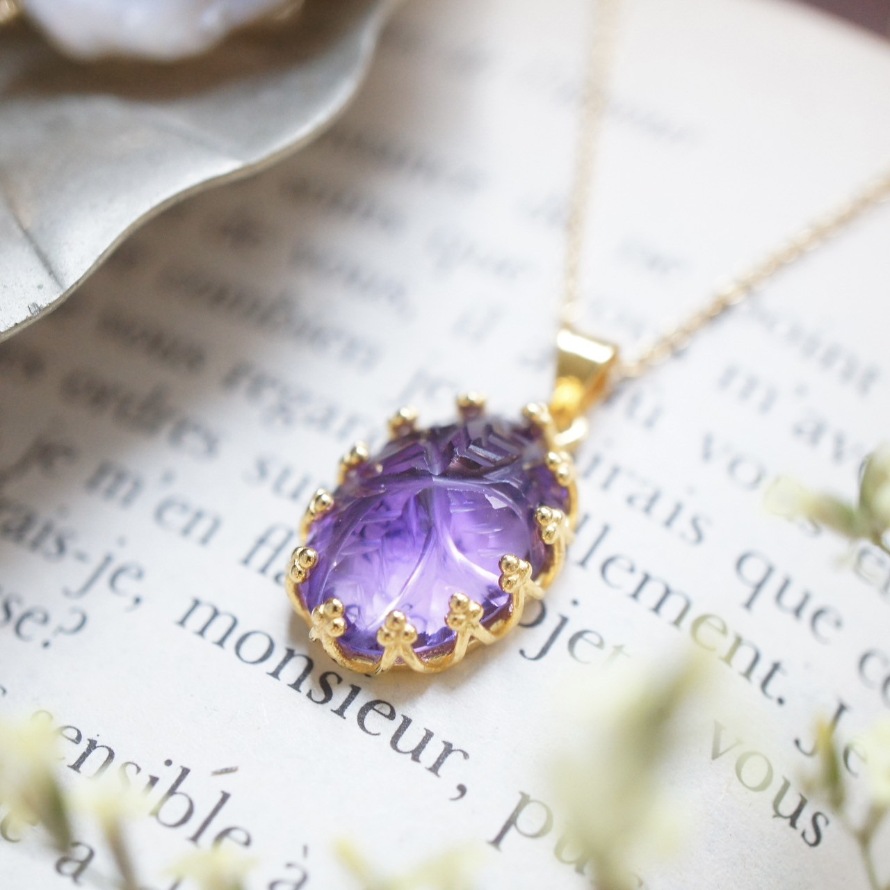 宝石質アメジストAAA 彫刻入りオーバルファセットロングネックレス（５０ｃｍ）