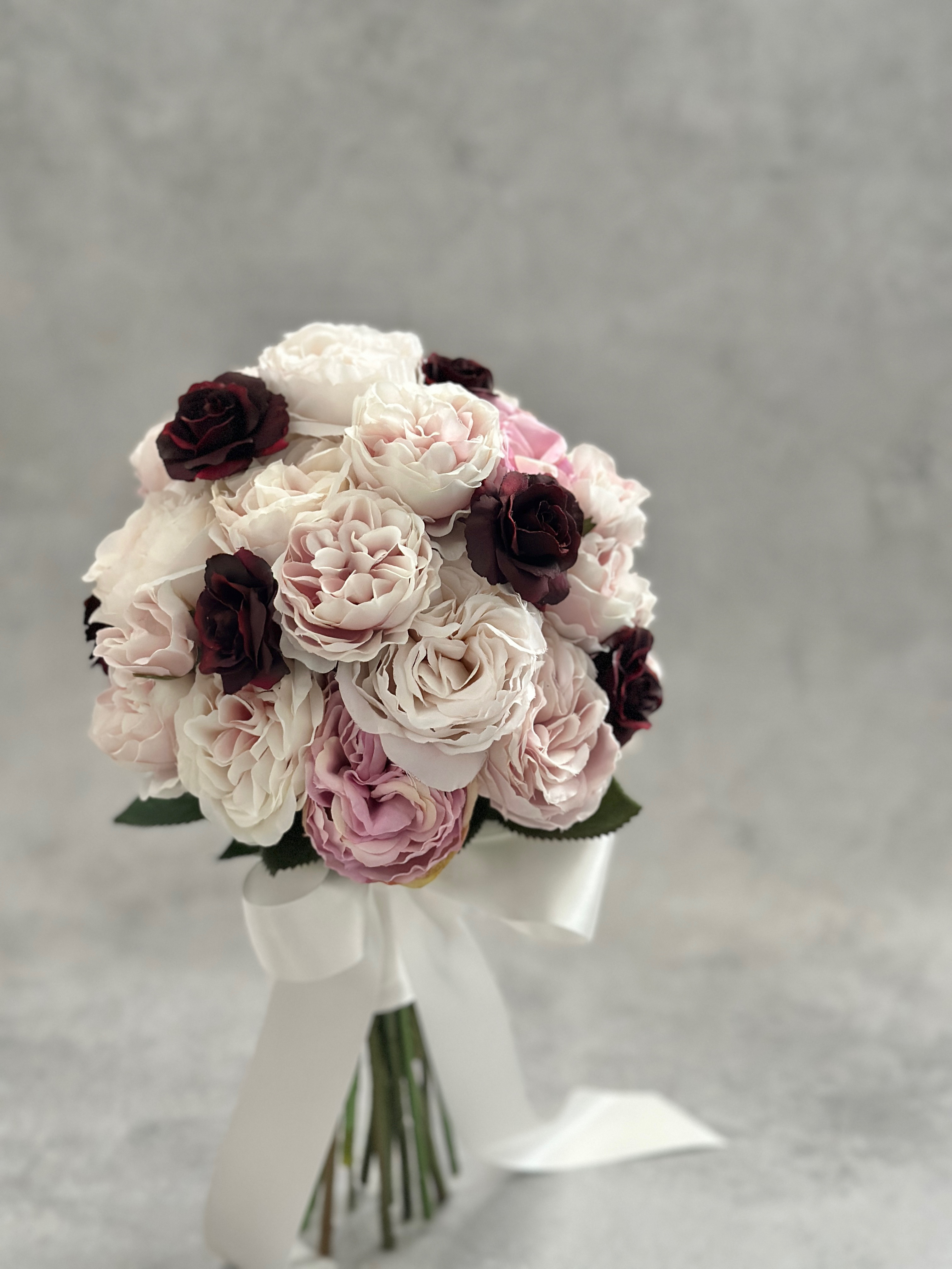 ピンクローズのロマンチックブーケ　ラウンドクラッチブーケ　バラのブーケ　造花ブーケ