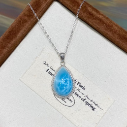 883.7g 天然無処理 ラリマー 置物(原石）※鑑賞台付き(木造) その他置物