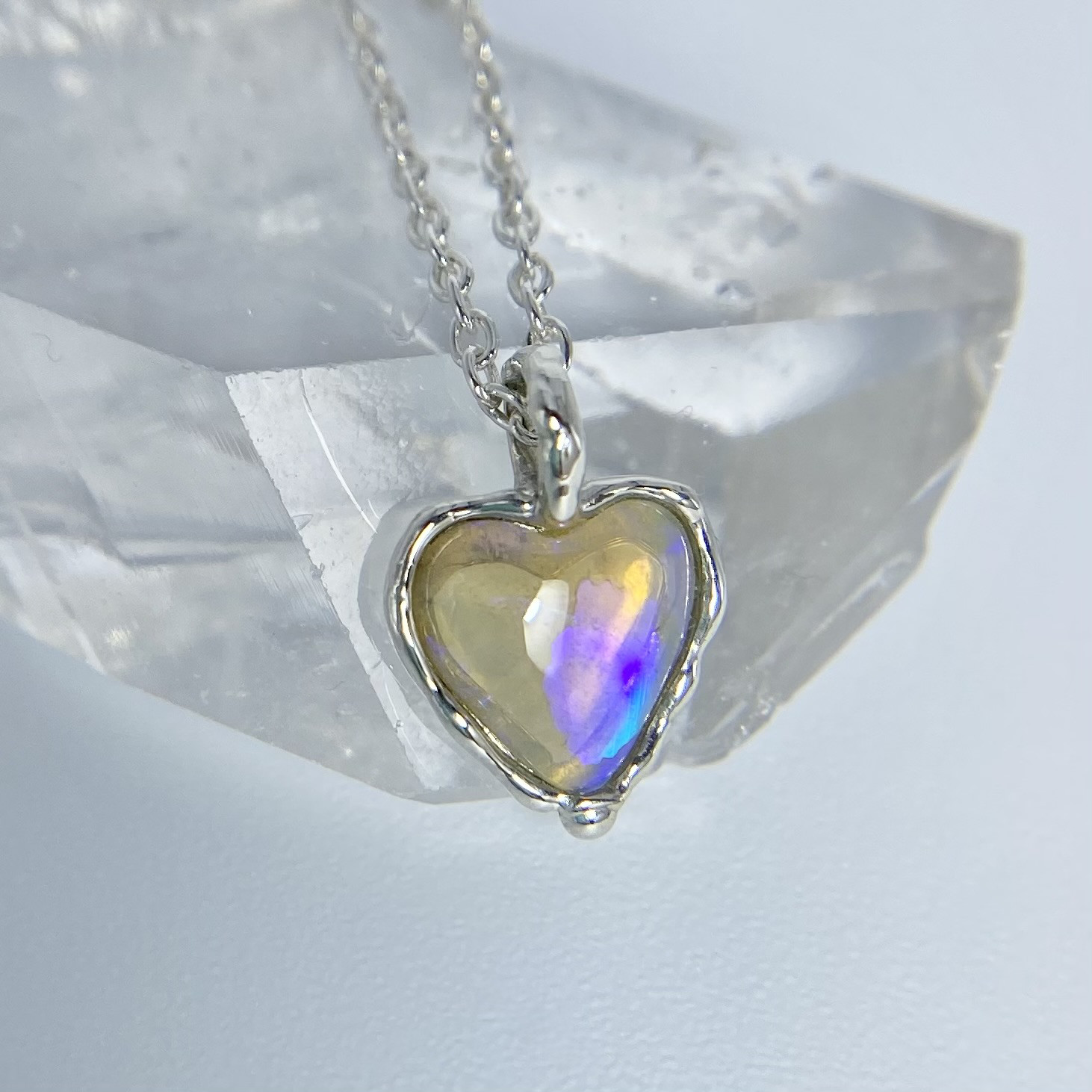 角度で色が変わる ブルー×グリーンの天然オパール ハートネックレス（Lightning Ridge産）