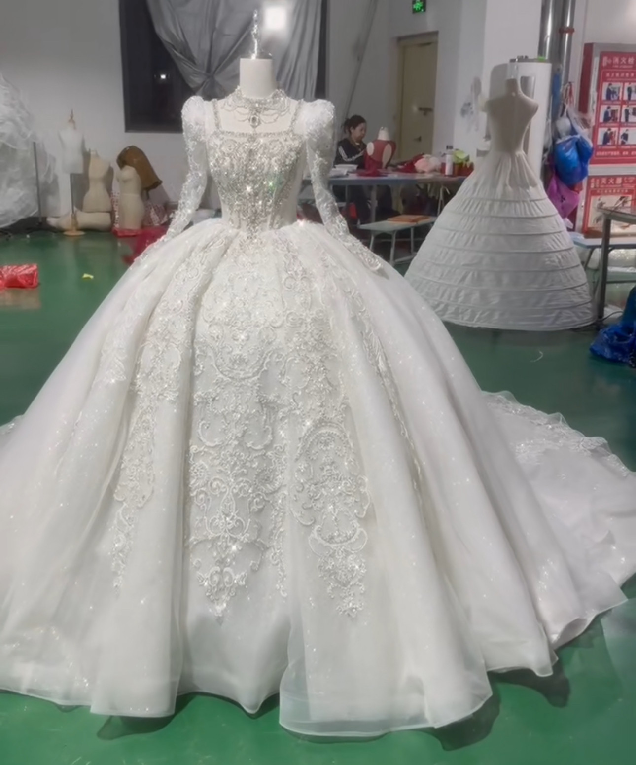 買わないと損　ソフトチュール白ホワイト　背中空き秋婚冬婚春婚　お姫様Princess ふんわり　魅惑のレース刺繍海外挙式