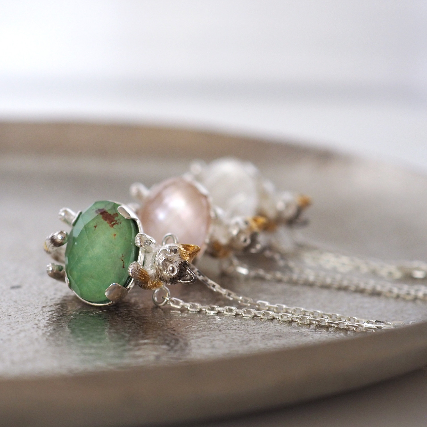 宝石を抱きしめるいろどり三毛猫ペンダント 天然石,シェルと水晶