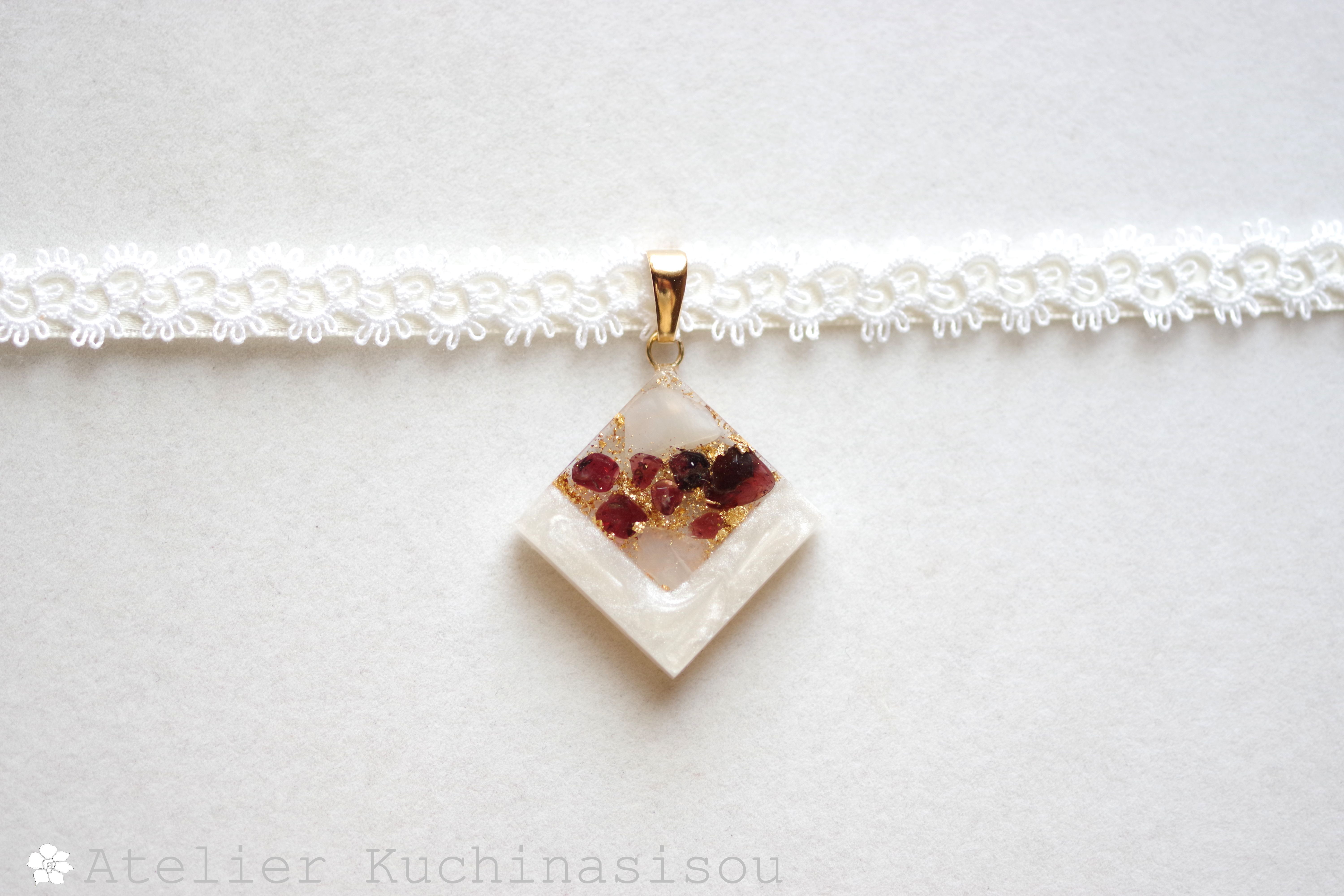 【受注製作】レジンアート　スクエアモチーフとタティングレースとサテンリボンのチョーカー〈冥界の石榴の実〉