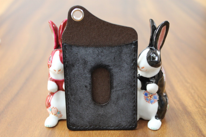 Ｈｅａｒｔ＆Ｄｉａ　手縫い　カラビナチェーン付き単パスケース　ブライドルレザー（ブラック）