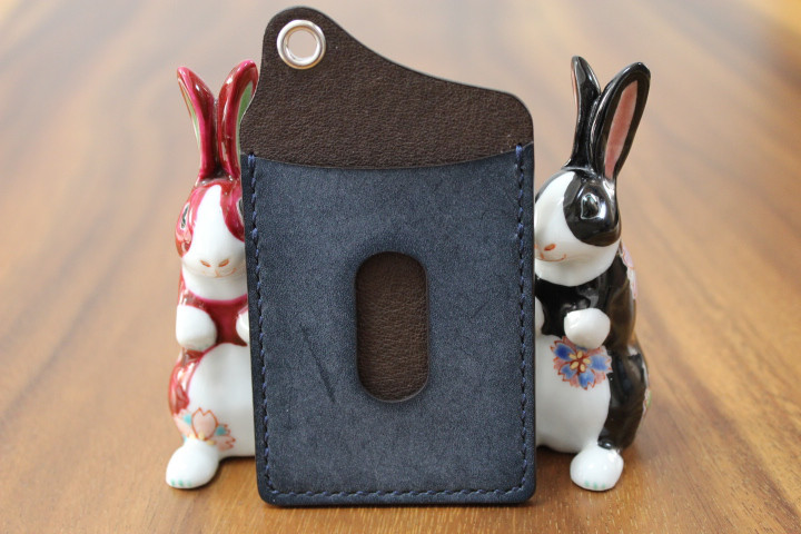 Ｈｅａｒｔ＆Ｄｉａ　手縫い　カラビナチェーン付き単パスケース　ブライドルレザー（ネイビー）