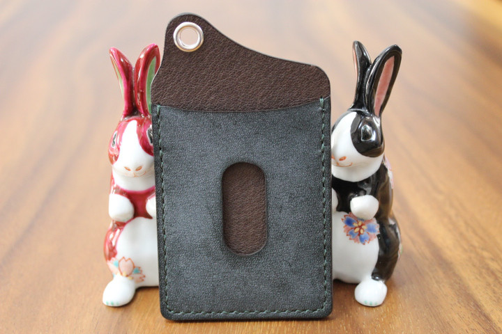 Ｈｅａｒｔ＆Ｄｉａ　手縫い　カラビナチェーン付き単パスケース　（ダークグリーン）