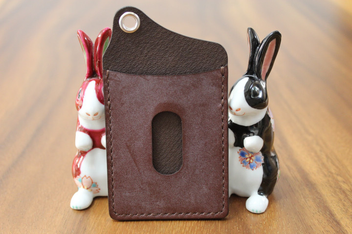 Ｈｅａｒｔ＆Ｄｉａ　手縫い　カラビナチェーン付き単パスケース　ブライドルレザー（ブラウン）