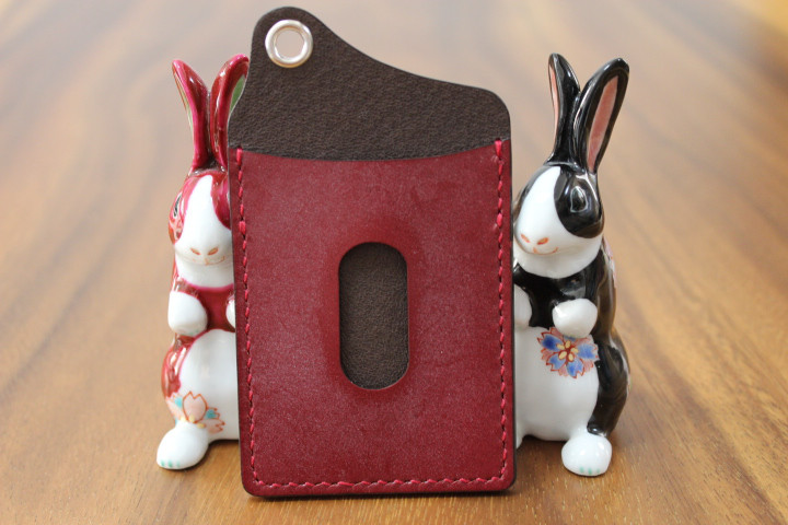 Ｈｅａｒｔ＆Ｄｉａ　手縫い　カラビナチェーン付き単パスケース　ブライドルレザー（レッド）