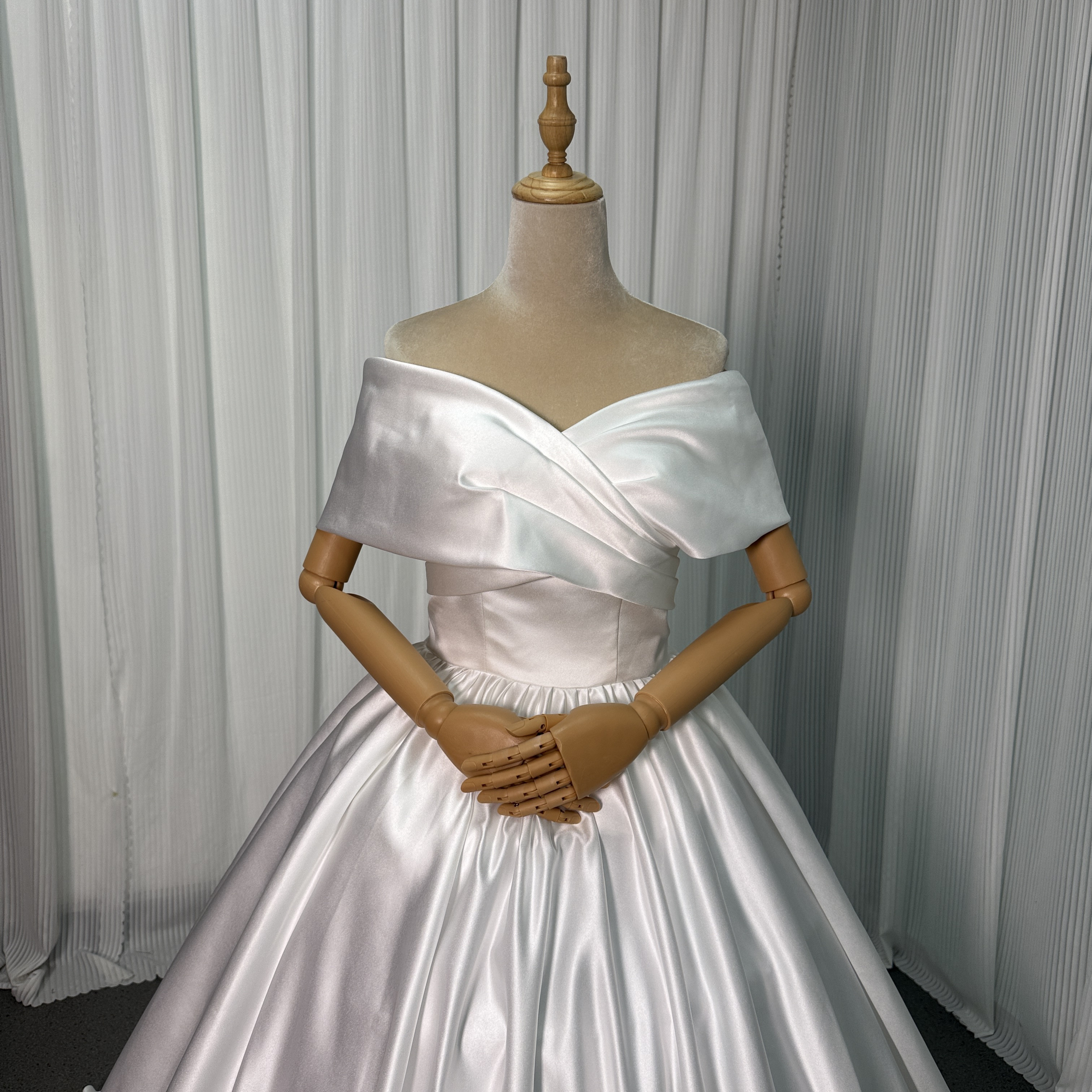 送料無料！ウェディングドレス オフショルダー 光沢サテン くるみボタン オフホワイト スレンダーライン 披露宴