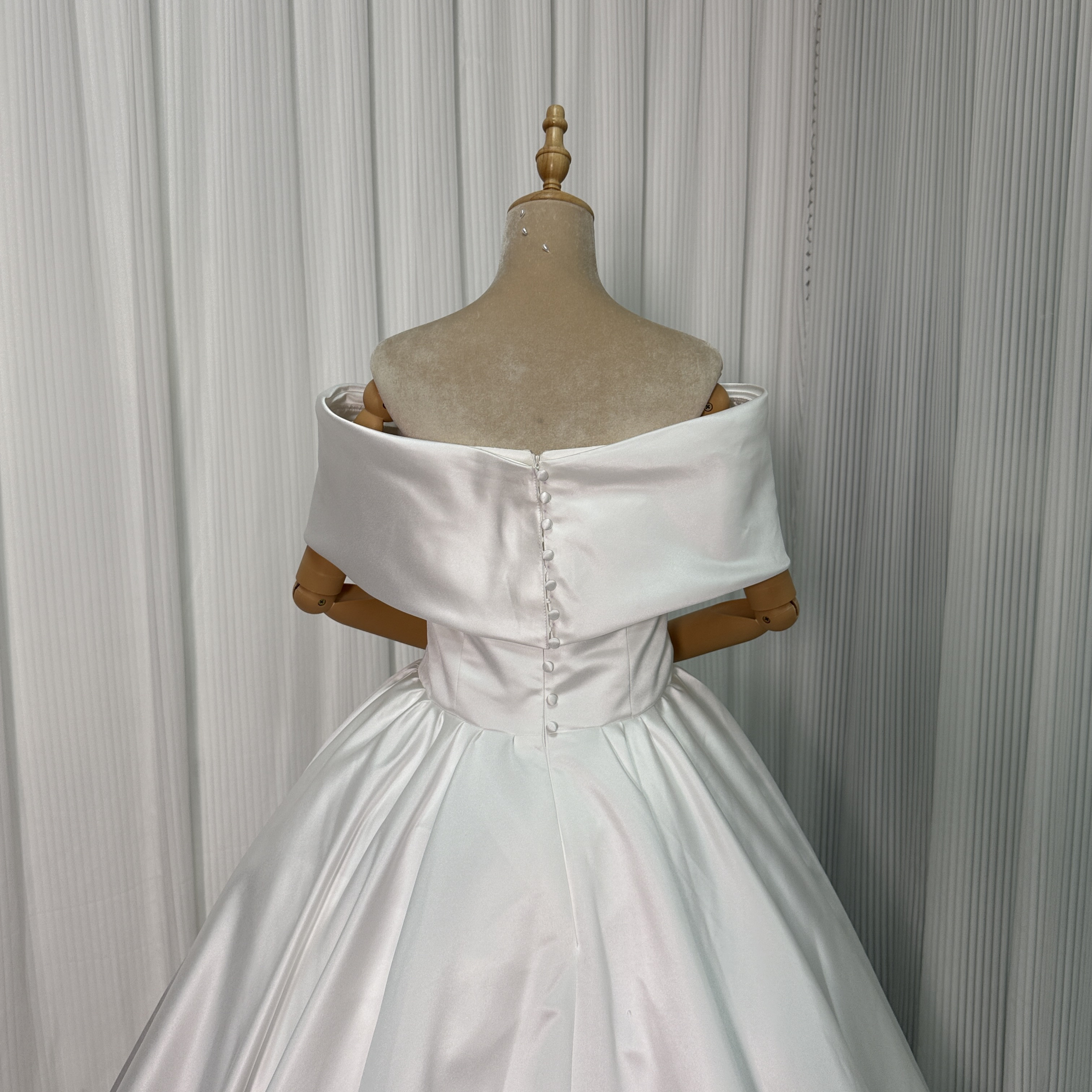 送料無料！ウェディングドレス オフショルダー 光沢サテン くるみボタン オフホワイト スレンダーライン 披露宴