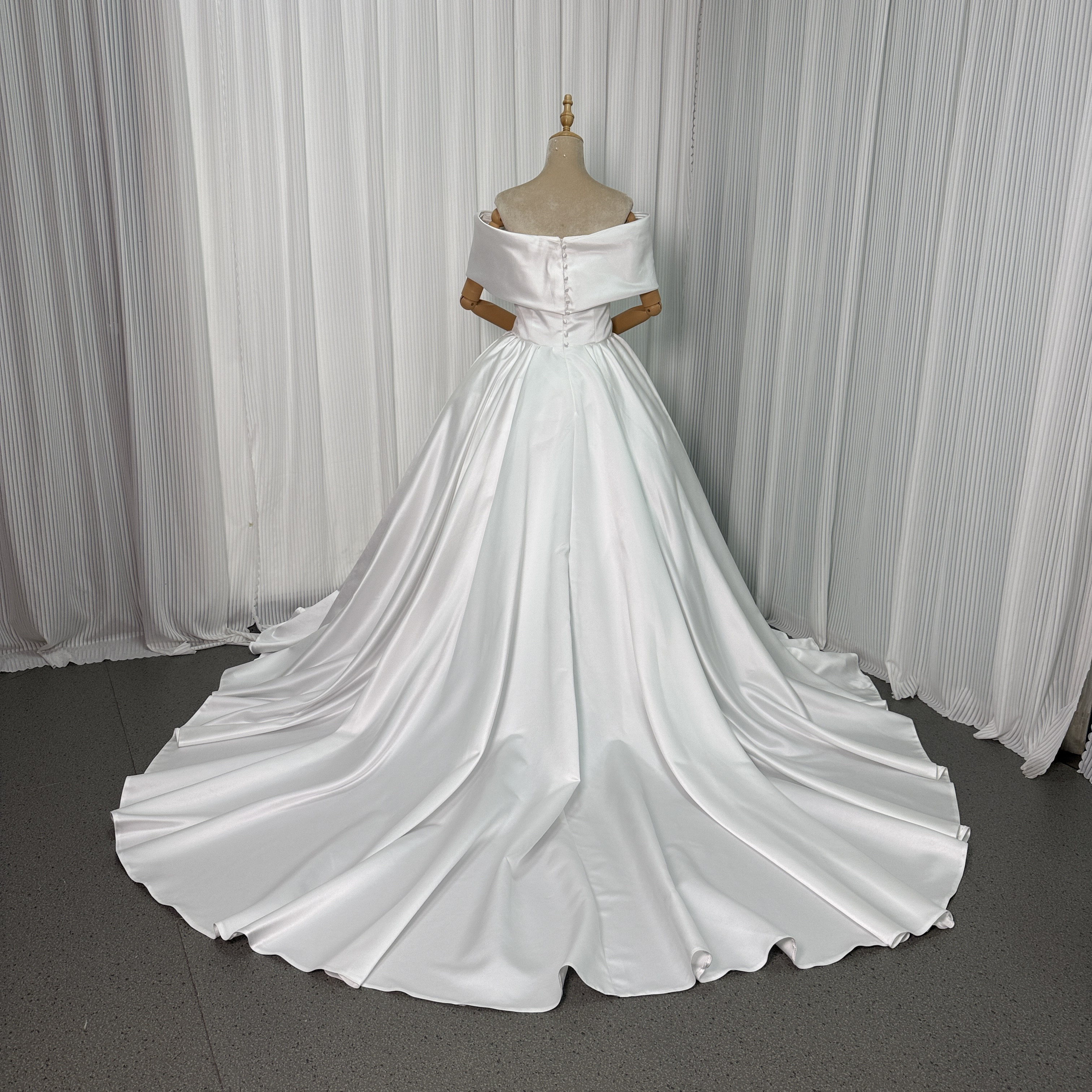 送料無料！ウェディングドレス オフショルダー 光沢サテン くるみボタン オフホワイト スレンダーライン 披露宴