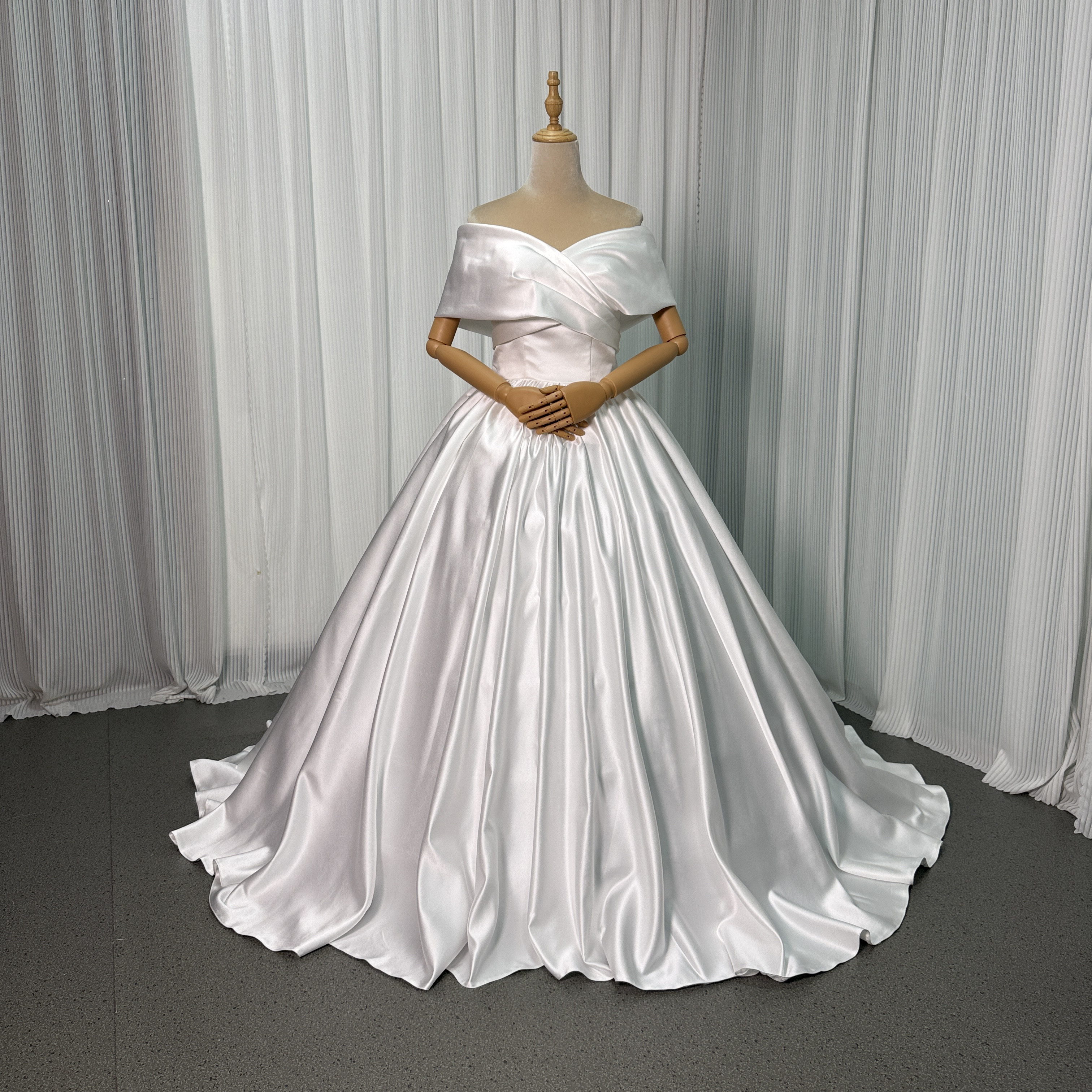 送料無料！ウェディングドレス オフショルダー 光沢サテン くるみボタン オフホワイト スレンダーライン 披露宴
