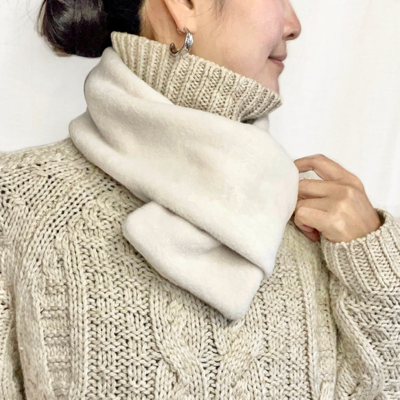 【新色】「シンプルが良い。」大人の上質&暖かフリース コンパクトマフラー(エクリュ) 1枚目の画像
