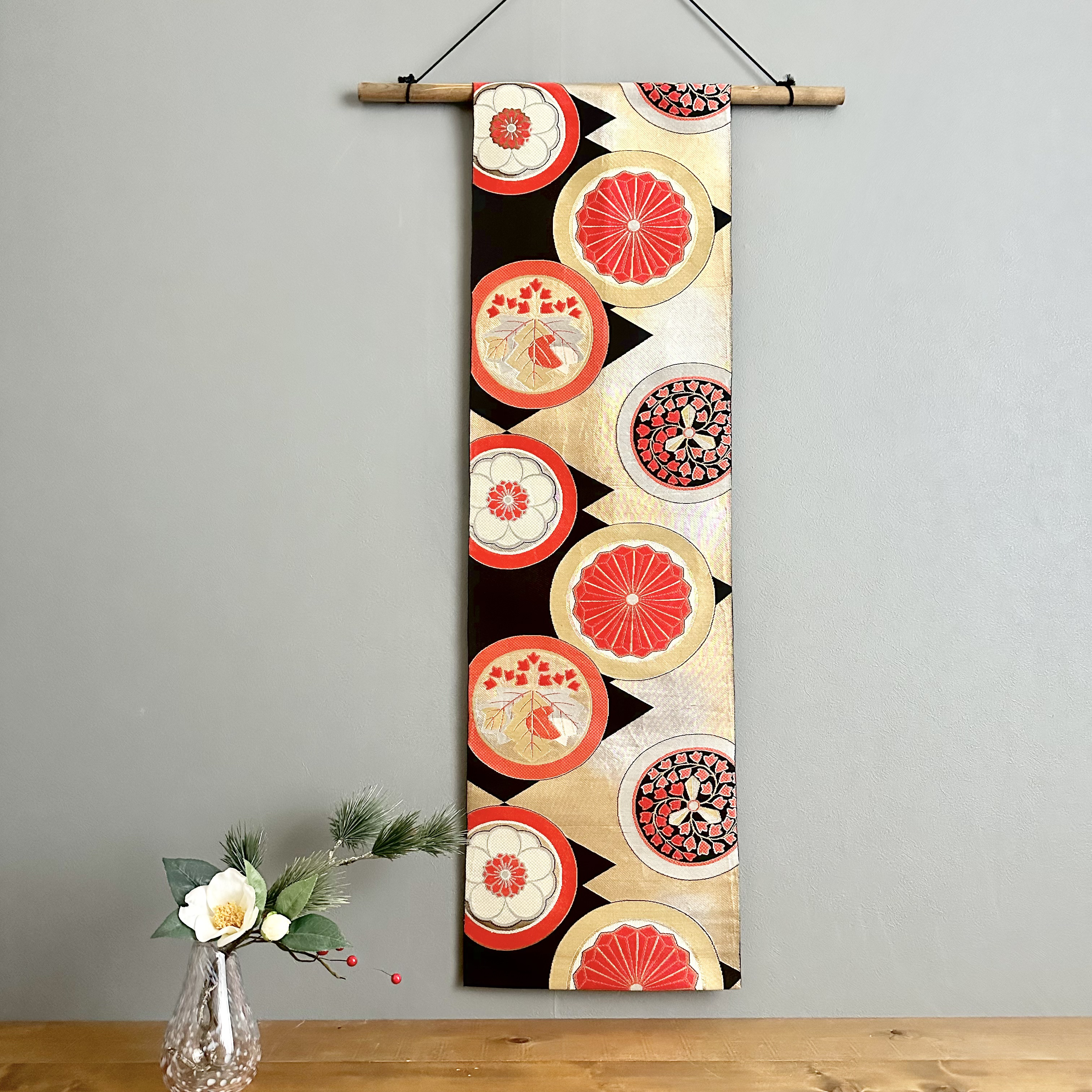 帯のタペストリー　ヴィンテージ　漆黒に家紋柄　テーブルランナー使用可　和モダン　リメイク インテリア　正月飾り　玄関