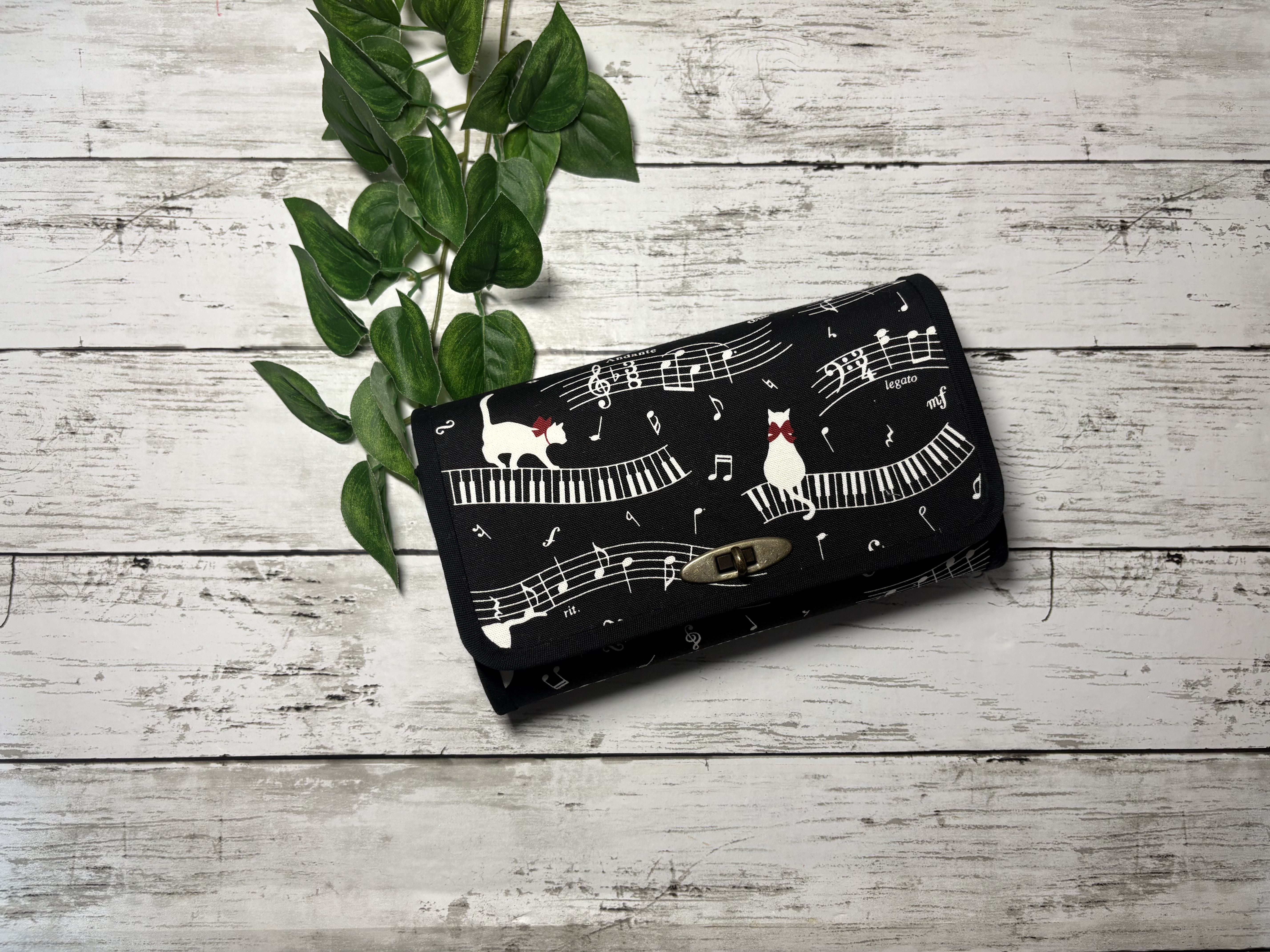 ハンドメイド　長財布　お財布バッグ　やりくり財布　マスク入れ　カード入れ　大容量　ショルダー紐　ネコ　猫