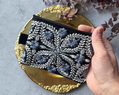 インド刺繍リボンポーチ⑧ 特集掲載】（再販）インド刺繍リボンの大人ブラックポーチ ポーチ