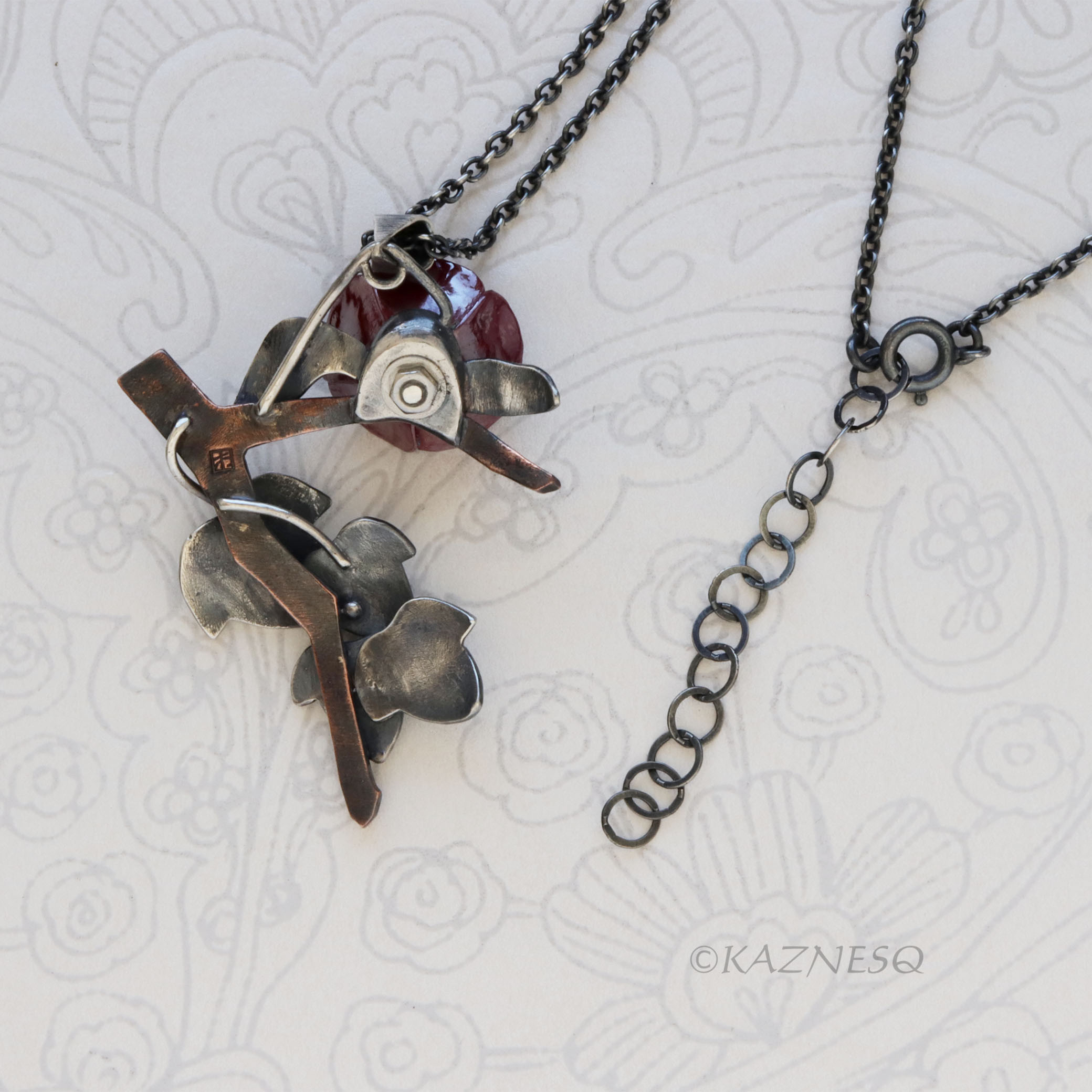 赤い椿とツタのペンダント