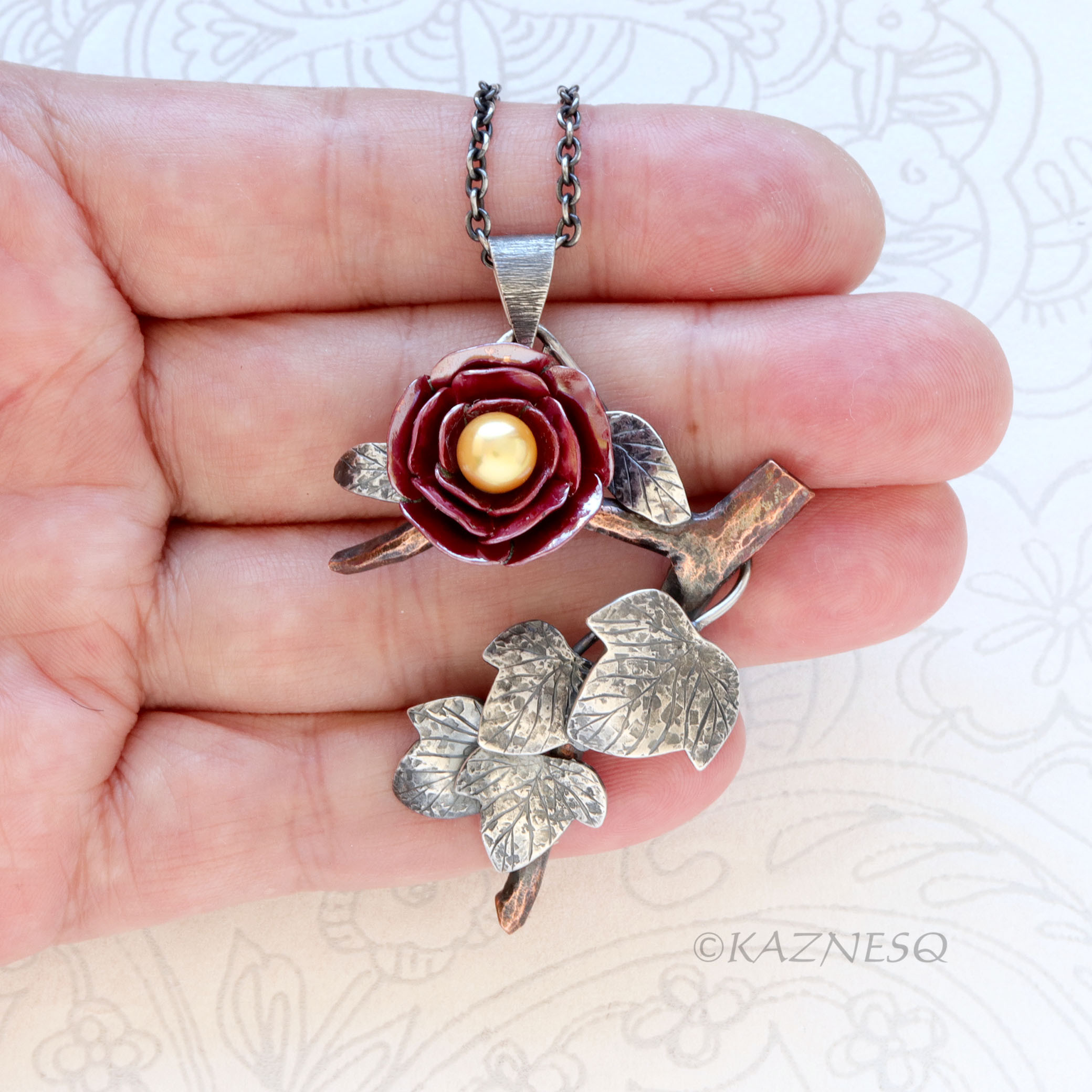赤い椿とツタのペンダント