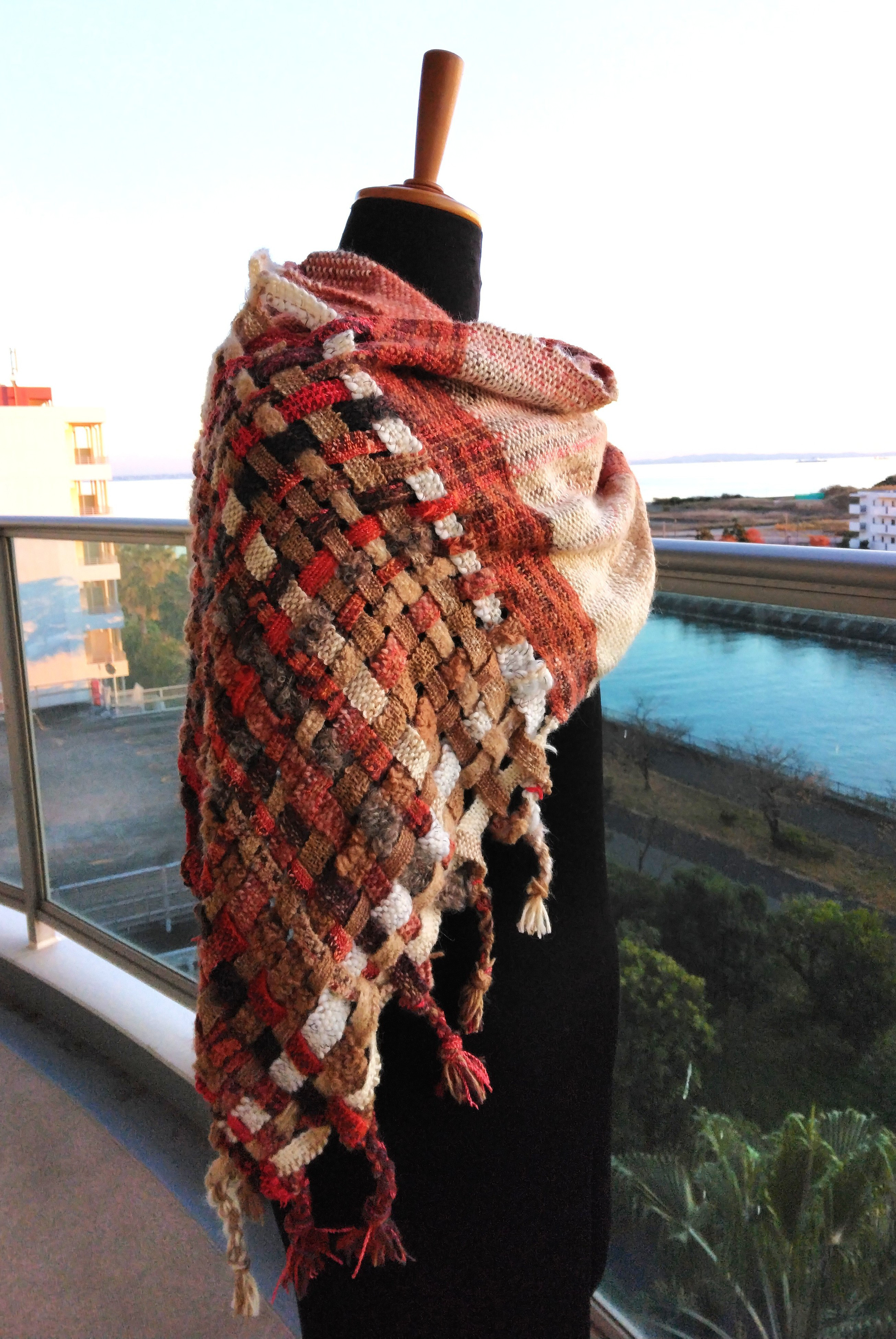 分け織りを入れたメビウスマフラー（ベージュ系）