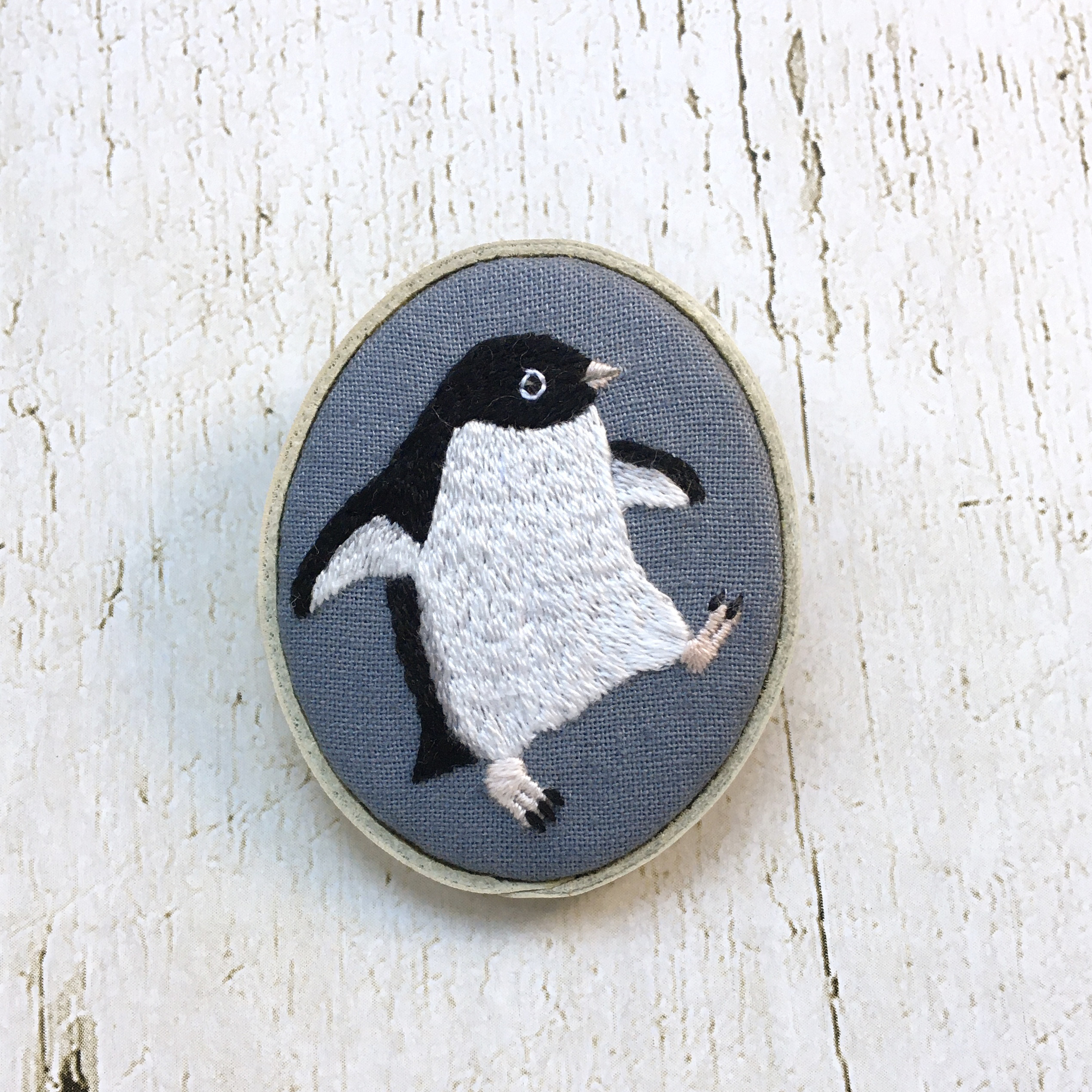 アデリーペンギンのオーバル型刺繍ブローチ