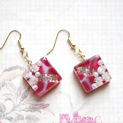 レジンアート スクエアピアス〈天竺牡丹〉 ピアス（フック・チェーン