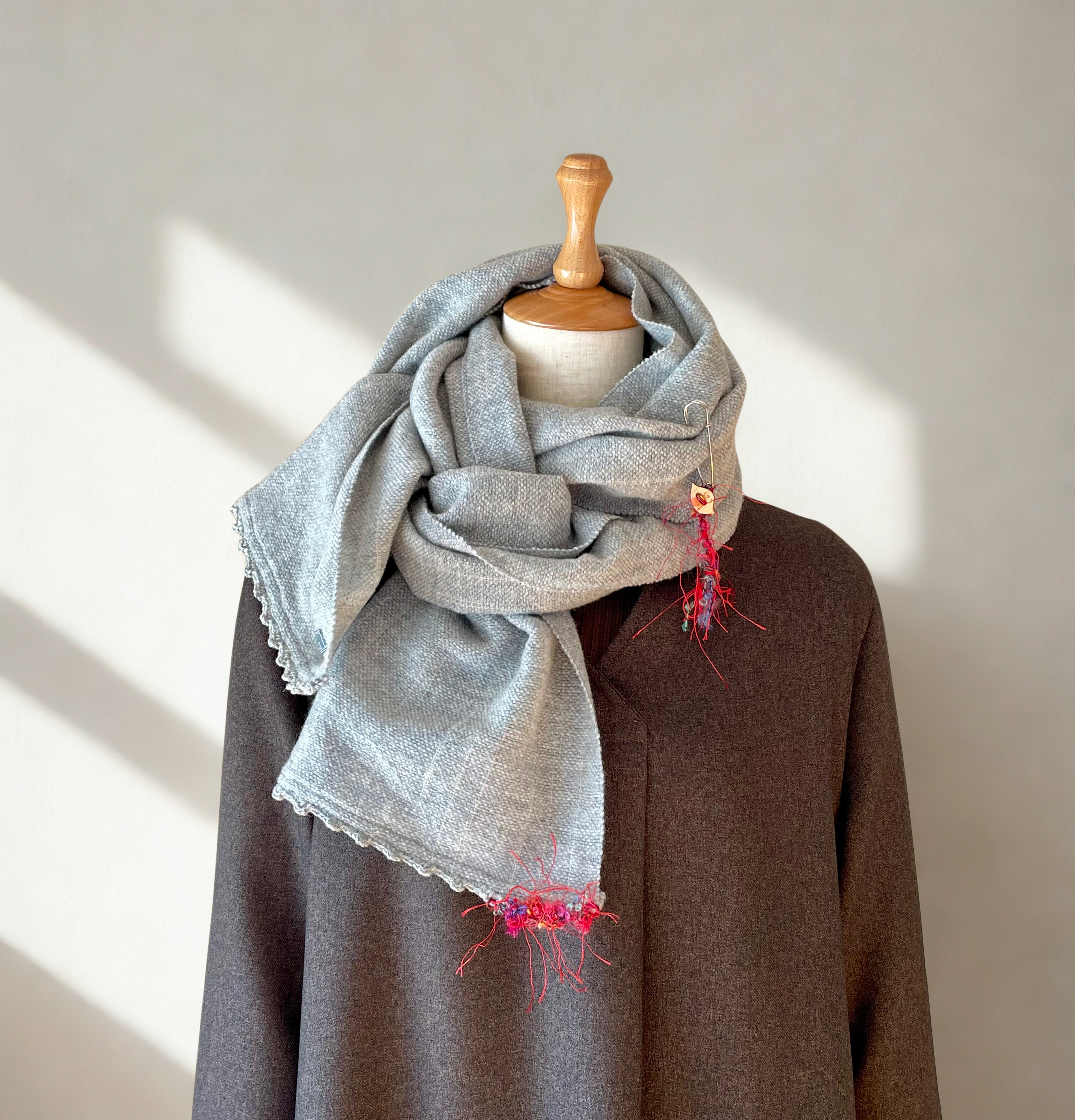 赤い花が咲いたライトグレーストール