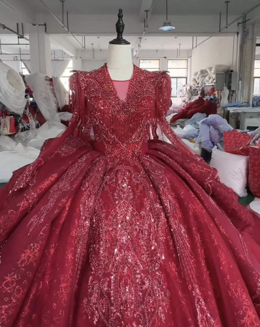 高級感溢れる　ラメ入り　キラキラスカート　カラードレス　ワインレッド赤　vネック　シースルー長袖　華やかなロングトレーン