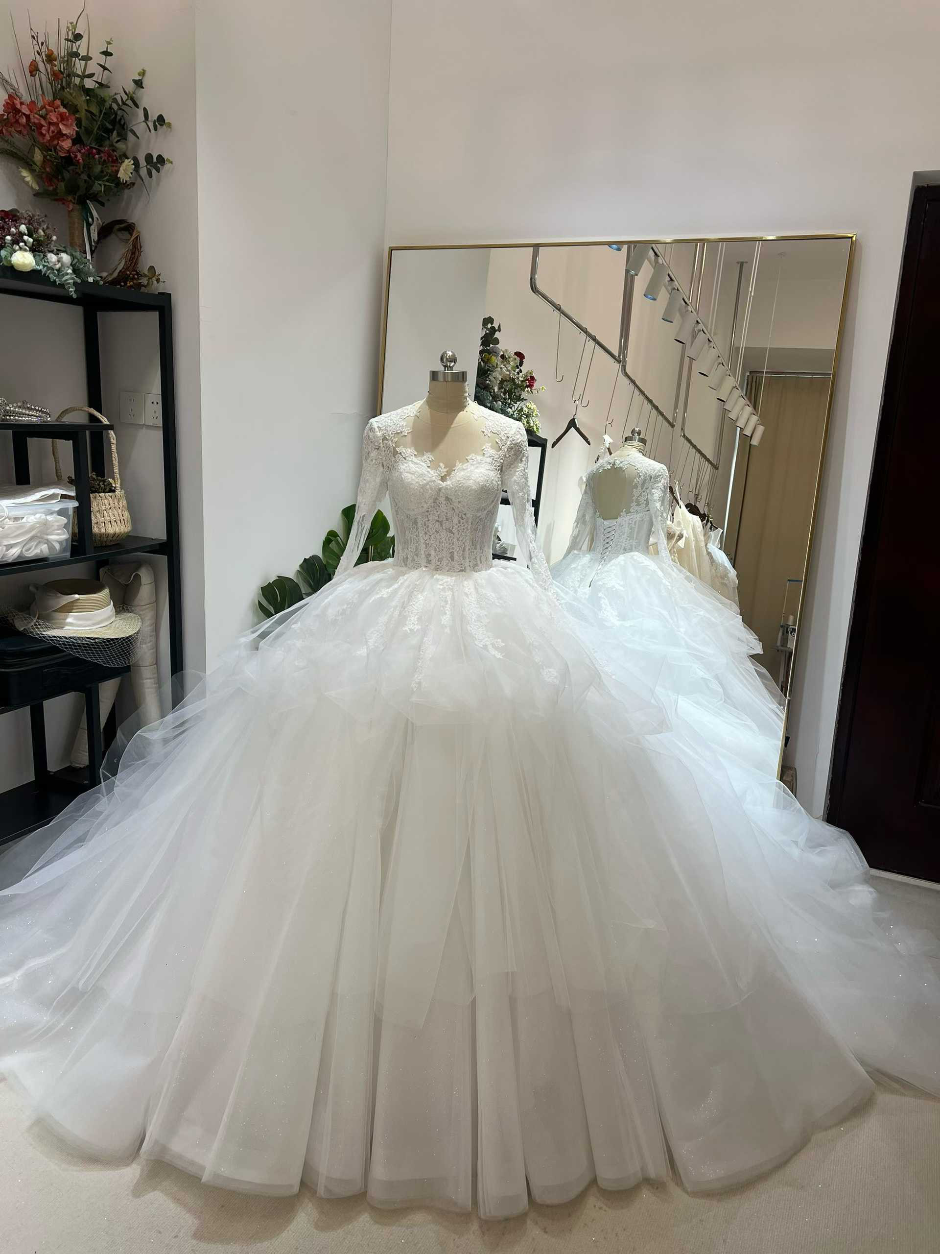 送料無料！ウェディングドレス ロングスリーブ アシンメトリードレス ふわふわドレス エレガントレース ブライダル