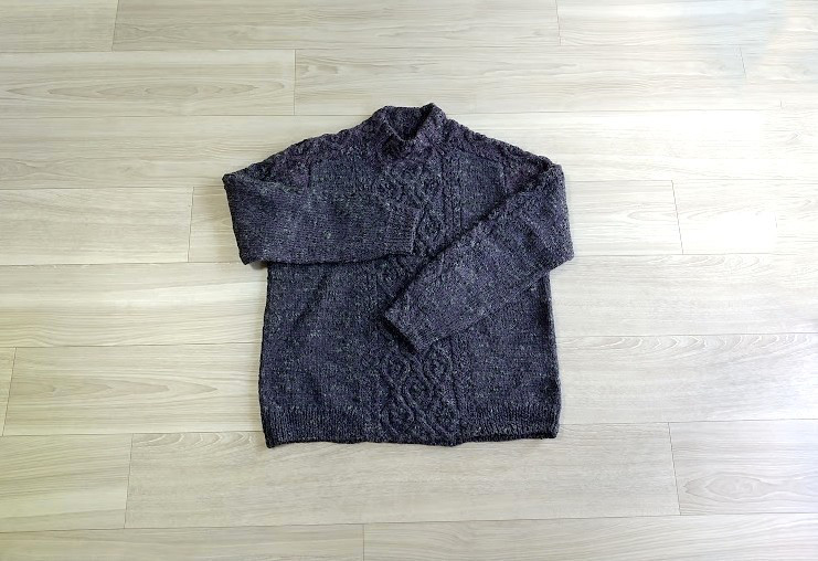 濃い紫色のセーター