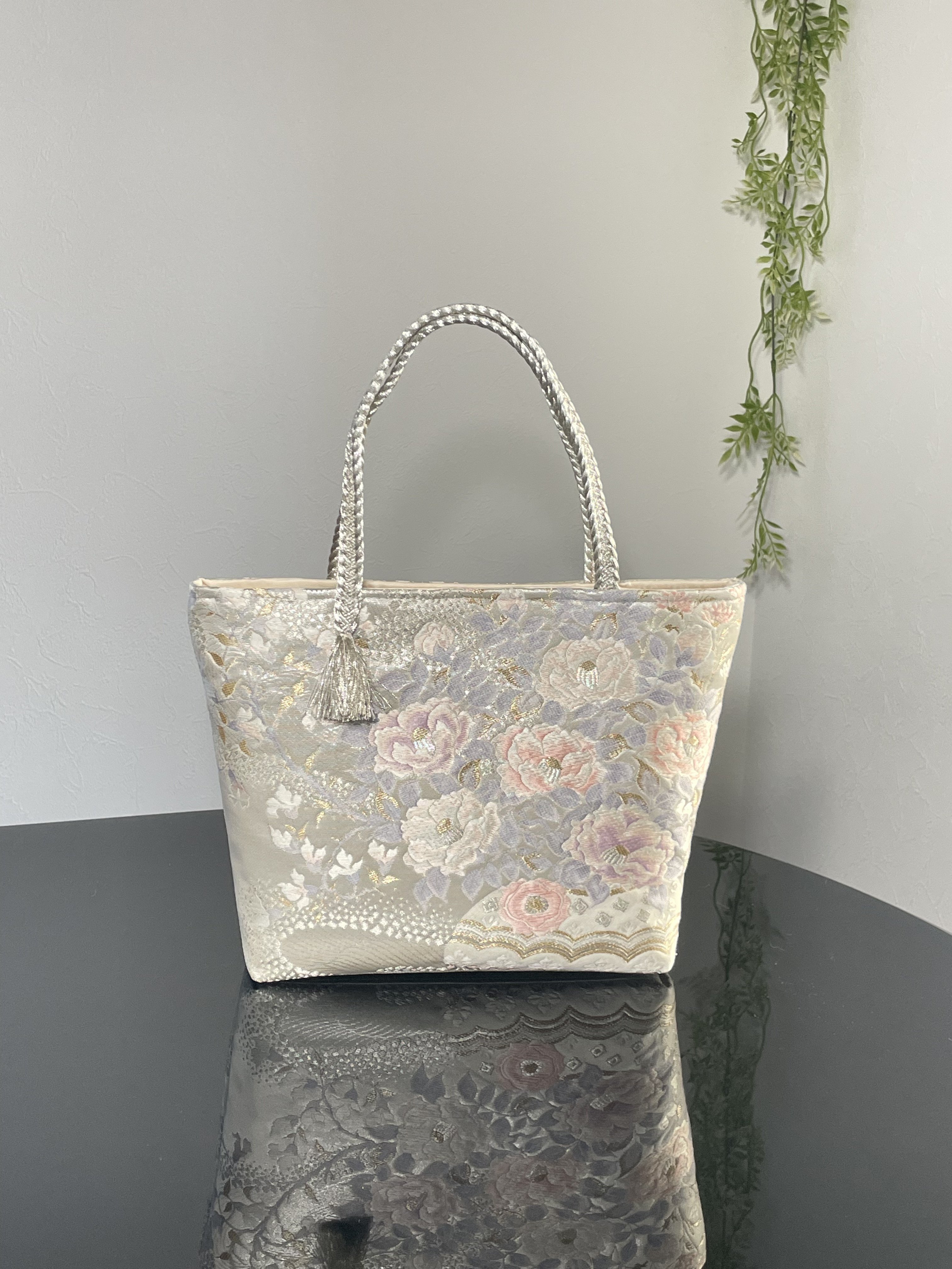 帯リメイクバッグ　淡い色合いの椿　Mサイズ　和装バッグ　帯バッグ