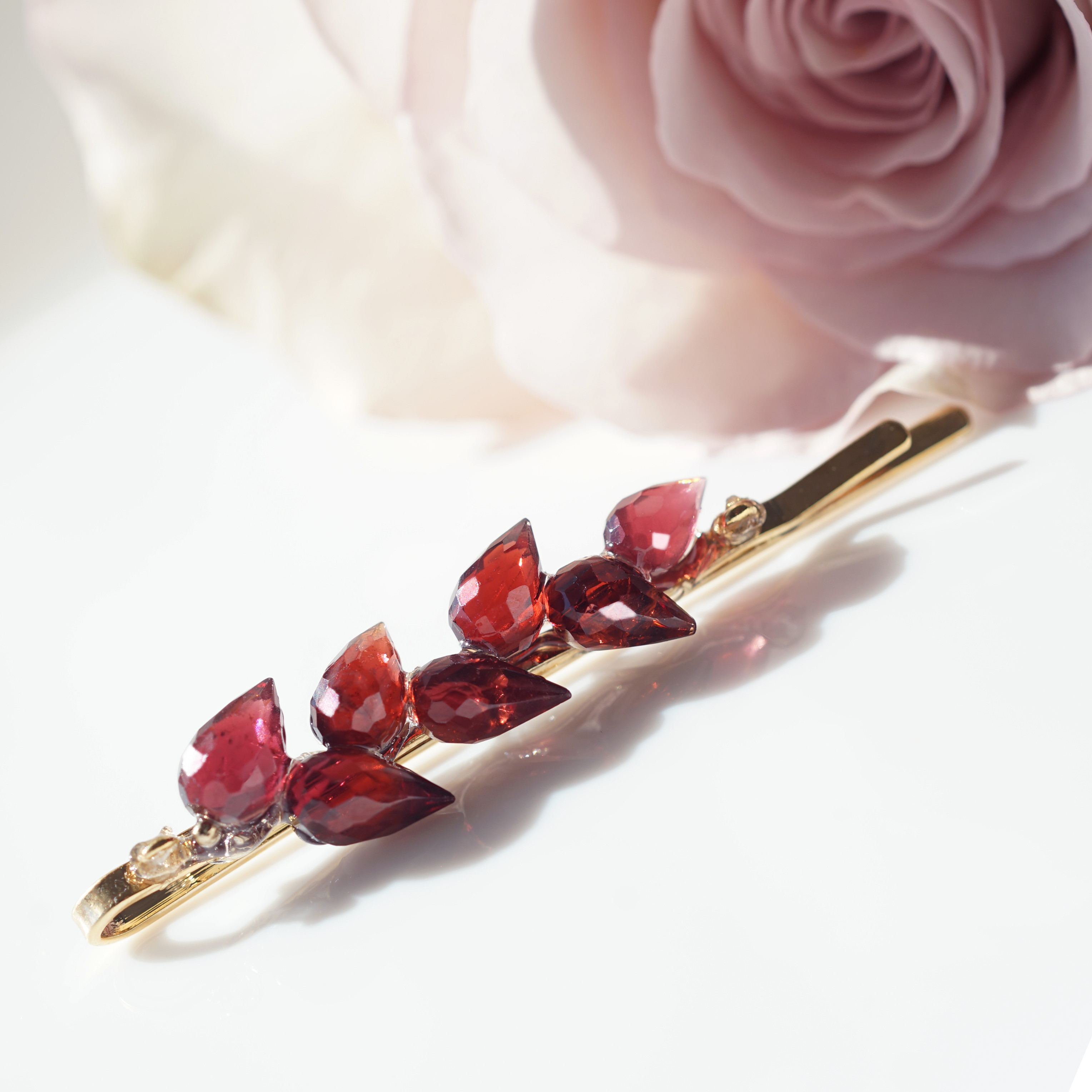 ガーネットによるミズヒキの花のヘアピン　～水引（ミズヒキ）