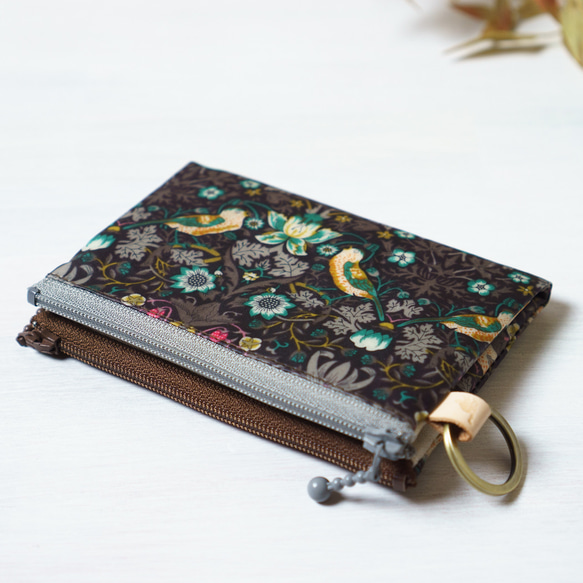 【受注制作】ダブルカードポーチ Strawberry Thief（ストロベリー・シーフ）ブラウン　リバティラミネート生地 1枚目の画像