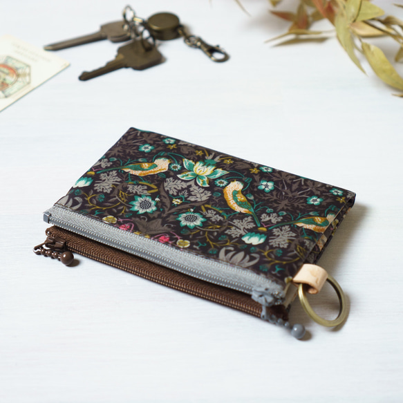 【受注制作】ダブルカードポーチ Strawberry Thief（ストロベリー・シーフ）ブラウン　リバティラミネート生地 5枚目の画像