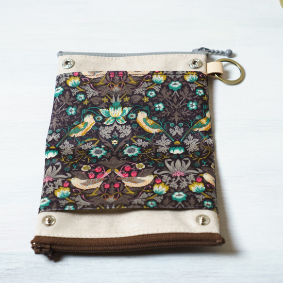 【受注制作】ダブルカードポーチ Strawberry Thief（ストロベリー・シーフ）ブラウン　リバティラミネート生地 3枚目の画像