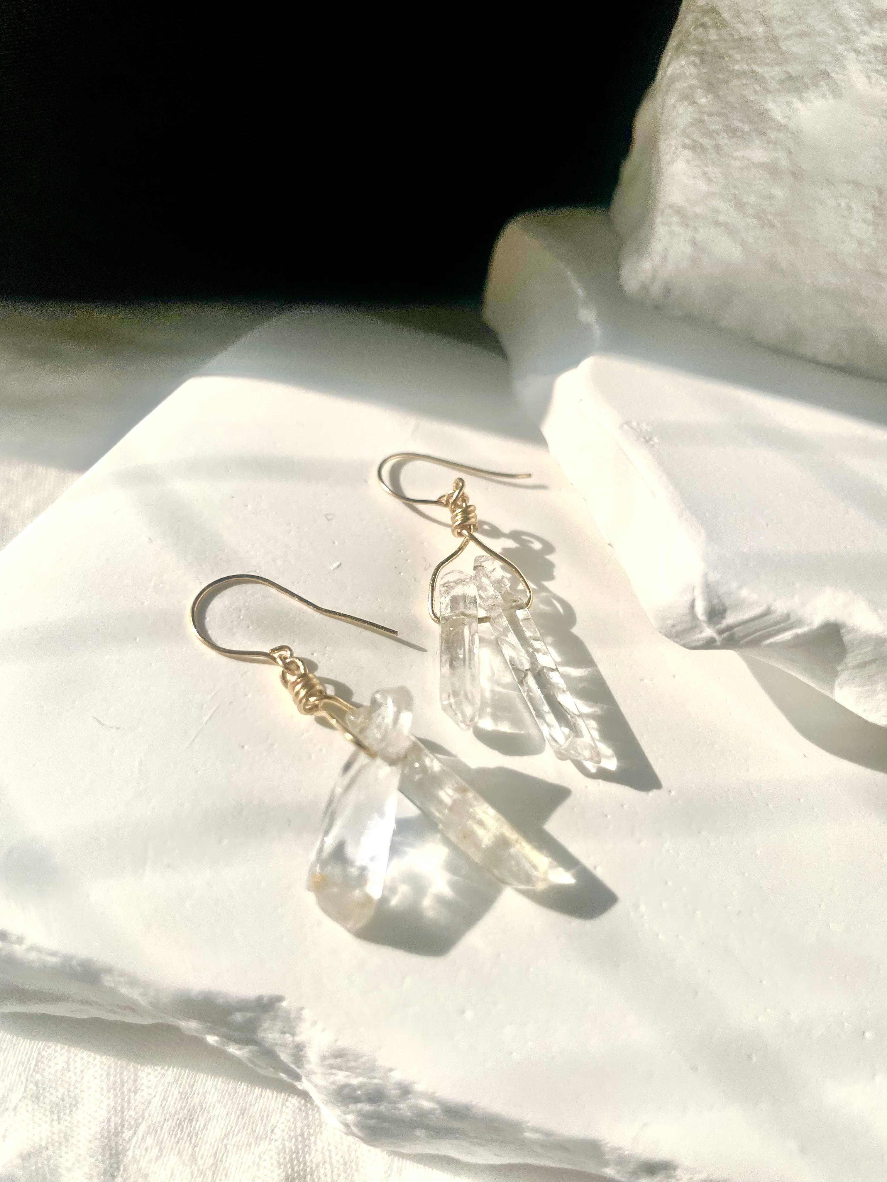 14kgf・天然石・クォーツ：Lueur Cristalline (リュール・クリスタリーヌ) ── 光の結晶 ピアス