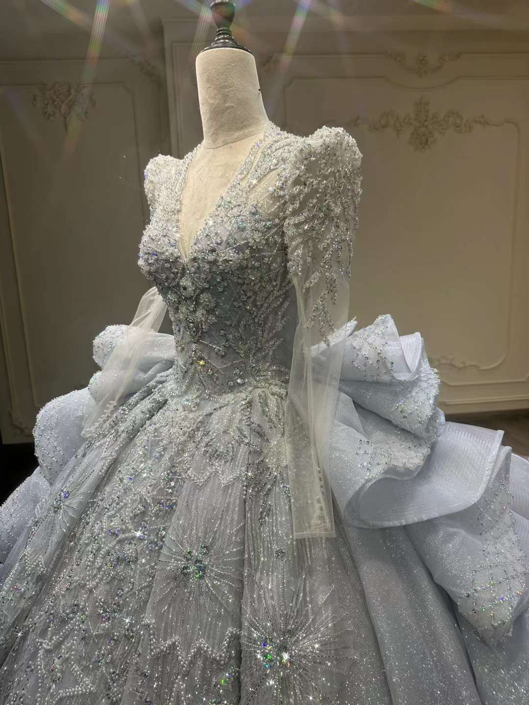 抜群のお洒落見え！長袖　深めvネック　豪華なビジュー　グリッター　上品　セクシー　韓国スタイル　挙式前撮りスタジオ編み上