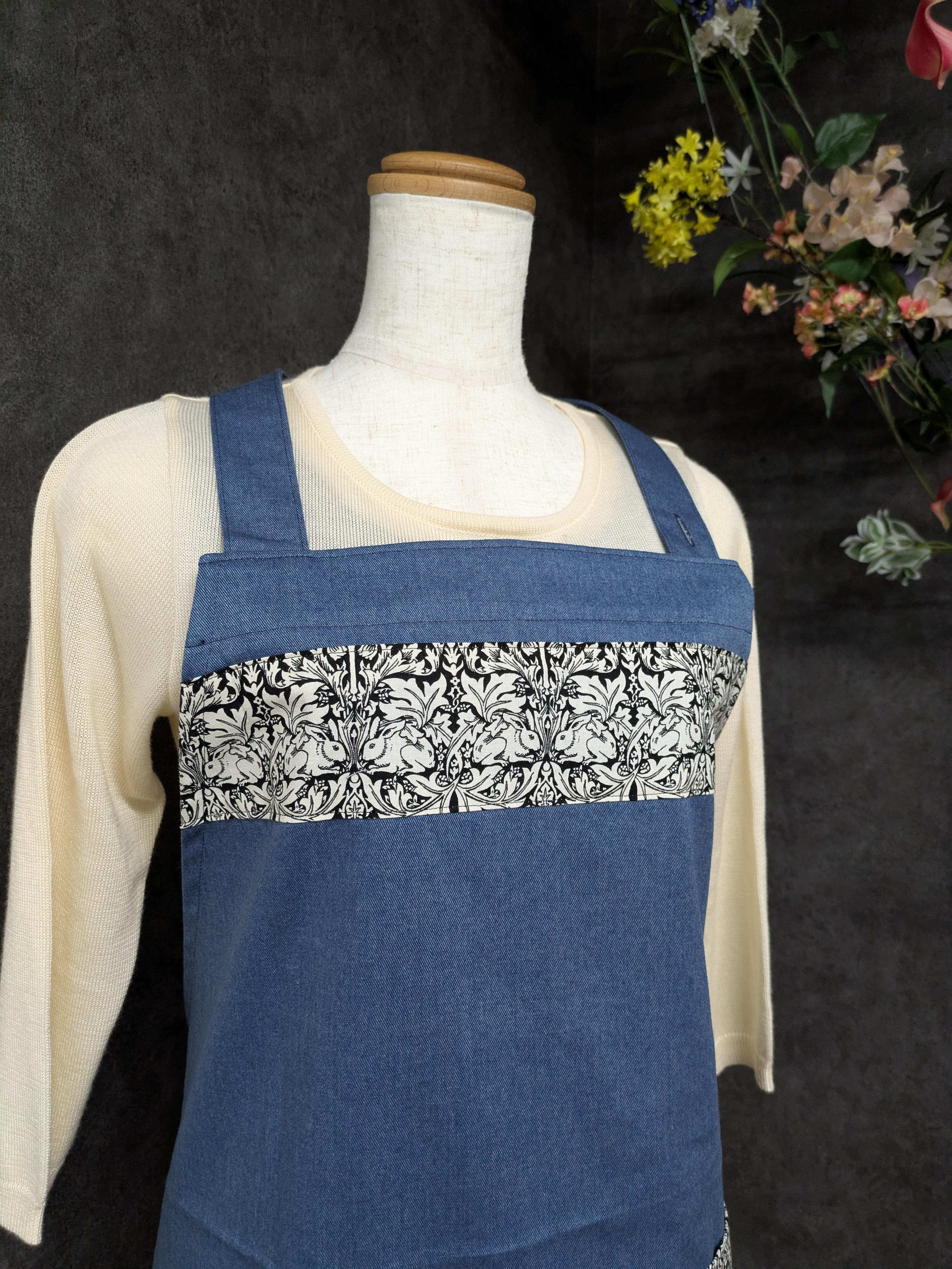 【新作・送料込み】男女兼用・ウィリアムモリス《兄弟ウサギ》がアクセントになった首掛けシンプルエプロン☆彡彡