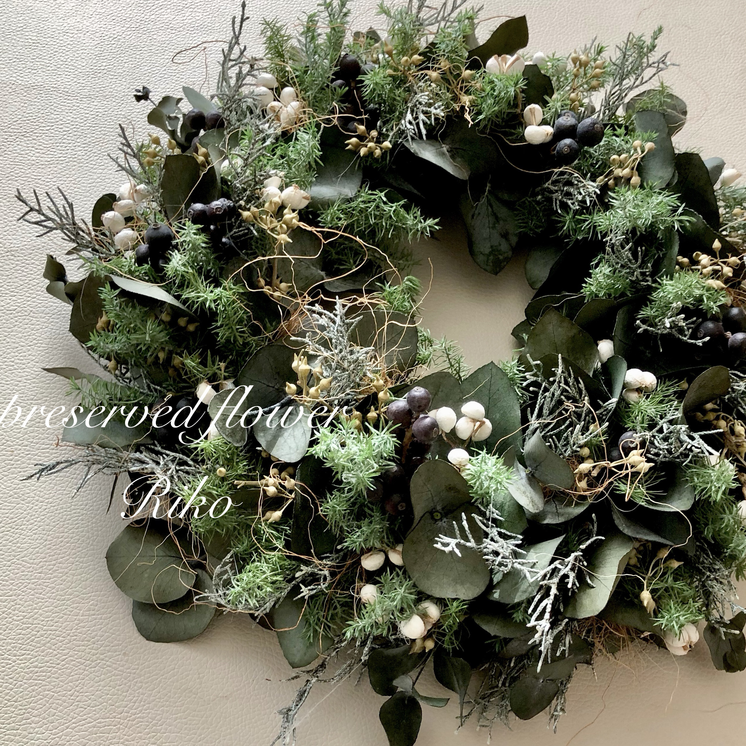 ずっと綺麗　30センチプリザーブドフラワー　大人のクリスマスリース ユーカリリース　ナンキンハゼ