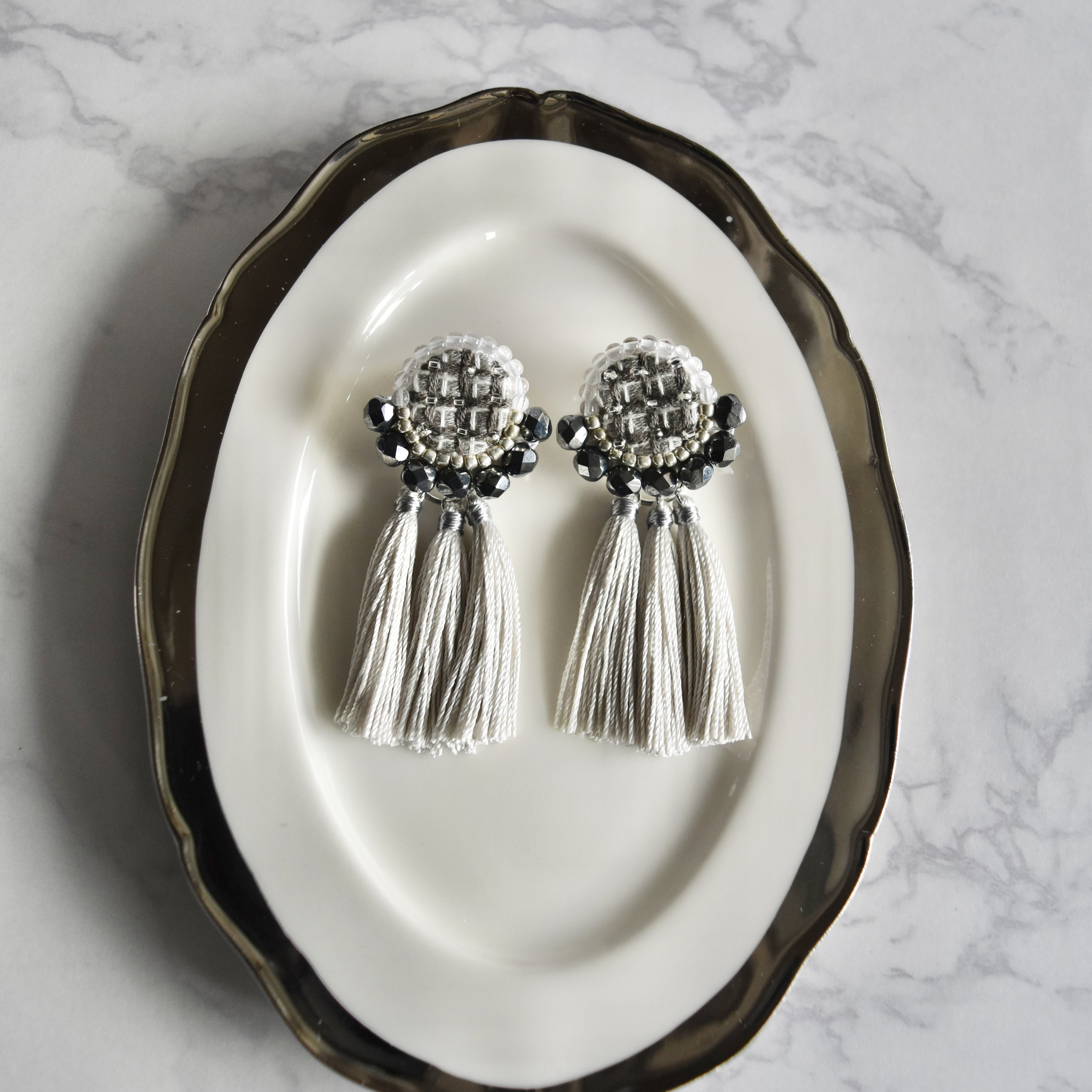 格子柄-koushigara-(グレー×ライトグレー)｜イヤリング｜手刺繍×ビーズ×タッセル｜大ぶりイヤリング 4,368円