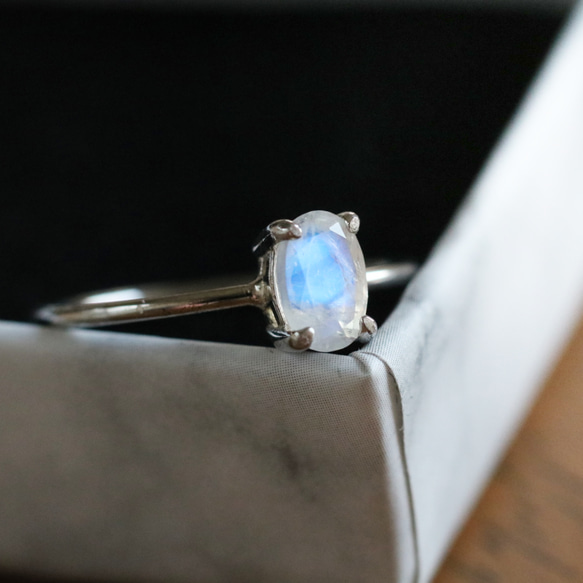 （獨一無二，925銀）寶石級刻面彩虹月光石銀戒指（6 x 4 毫米，13 號） 第2張的照片