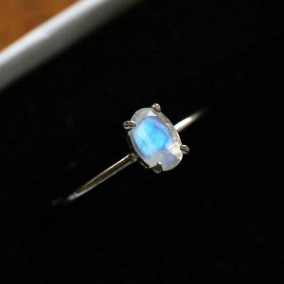 （獨一無二，925銀）寶石級刻面彩虹月光石銀戒指（6 x 4 毫米，13 號） 第1張的照片