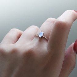 （獨一無二，925銀）寶石級刻面彩虹月光石銀戒指（6 x 4 毫米，13 號） 第4張的照片