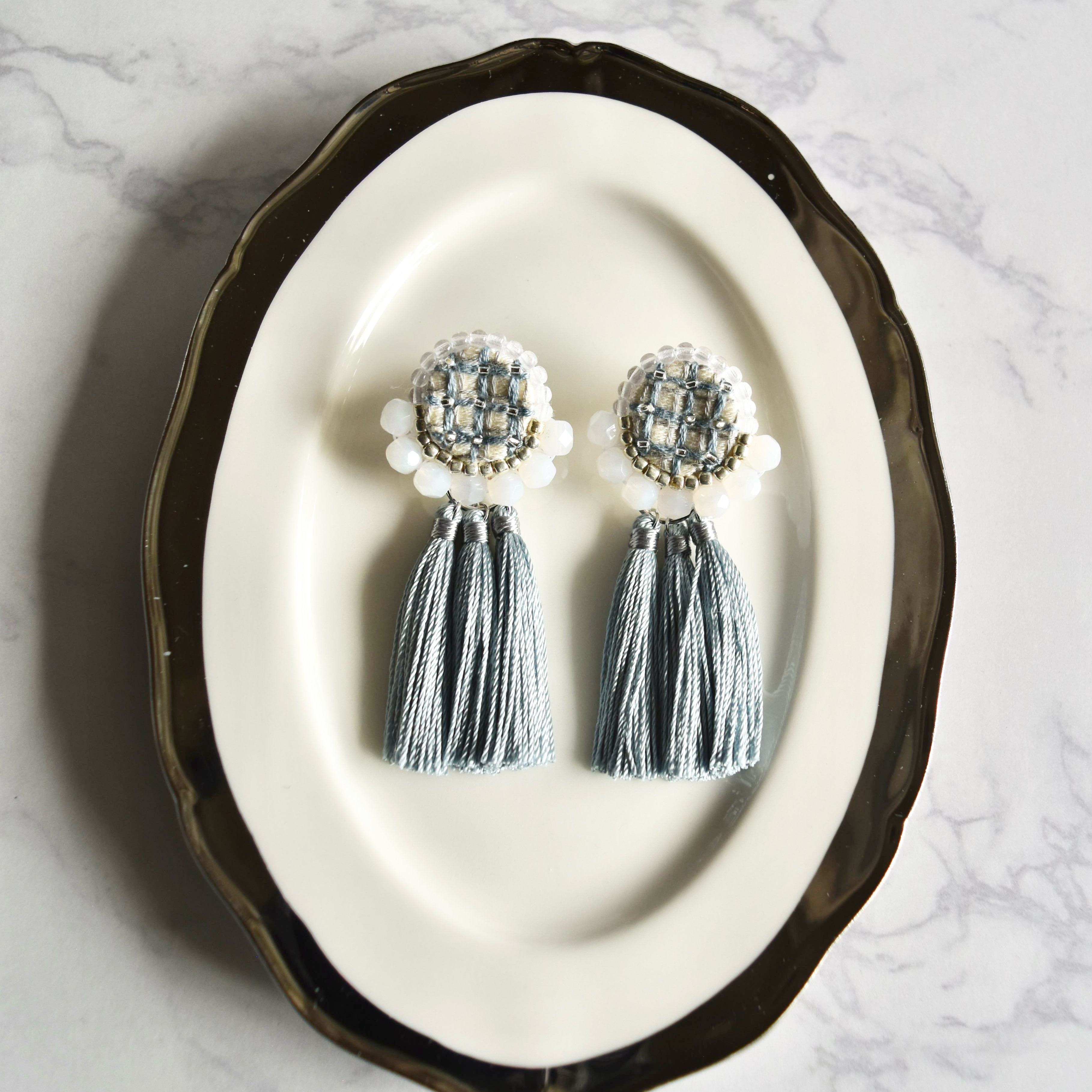 格子柄-koushigara-(オフホワイト×アイスブルー)｜イヤリング｜手刺繍×ビーズ×タッセル｜大ぶりイヤリング