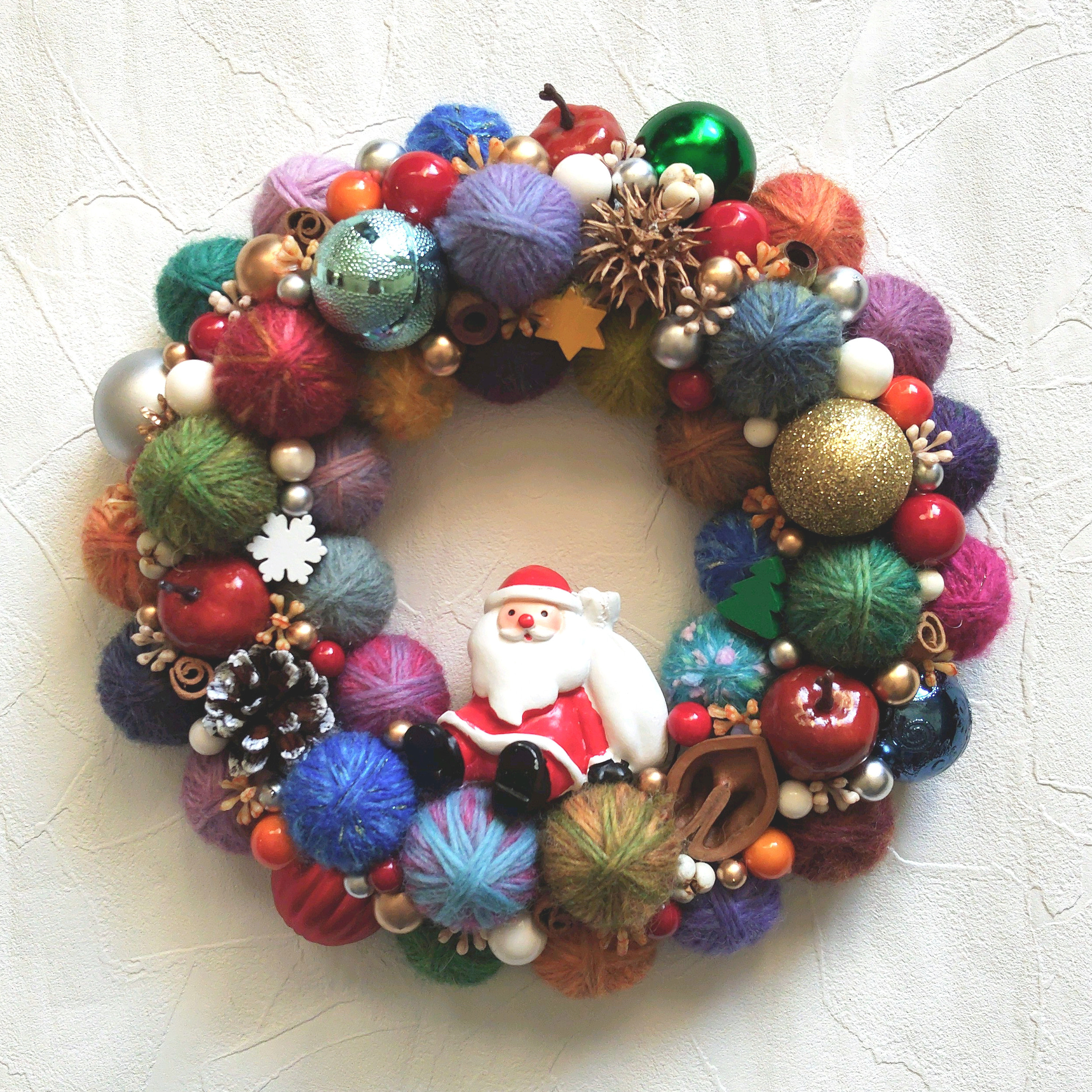 カラフルでにっこり☆毛糸玉のクリスマスリース〜ひと息つくサンタさん〜（Мサイズ）