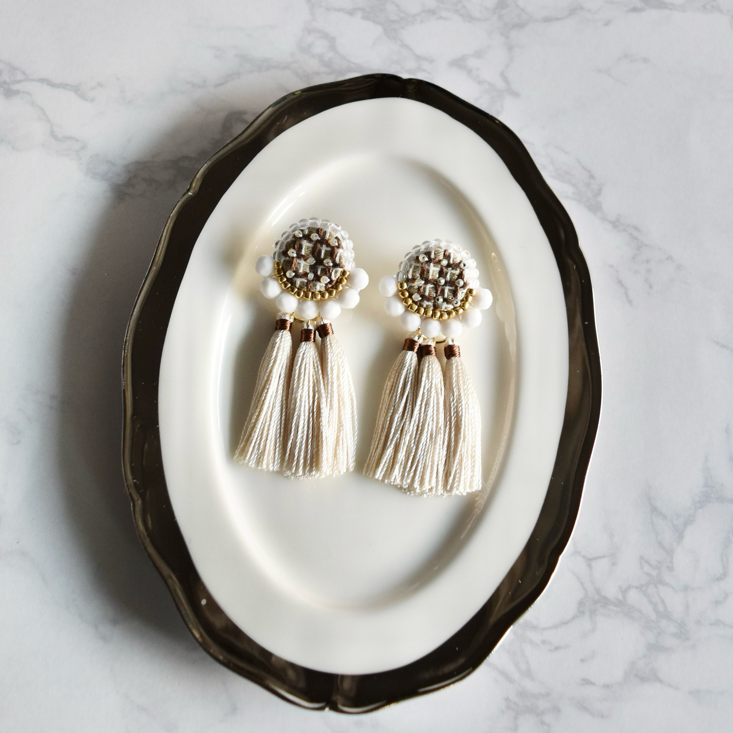 格子柄-koushigara-(ブラウン×オフホワイト)｜イヤリング｜手刺繍×ビーズ×タッセル｜大ぶりイヤリング